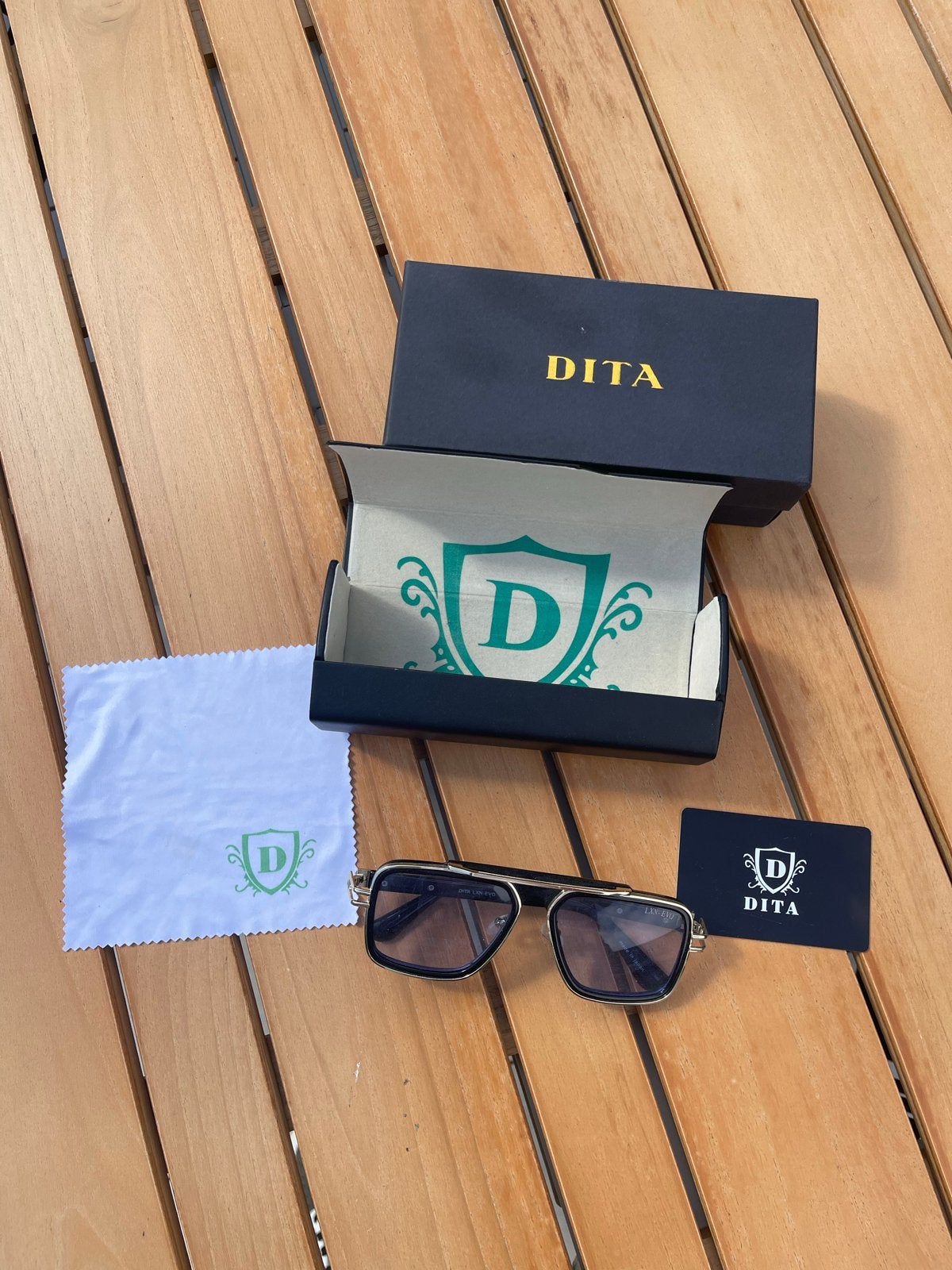 Dita bril goud en lichtblauw met kleine krasjes, Overige merken, Gebruikt, Bril, Verzenden