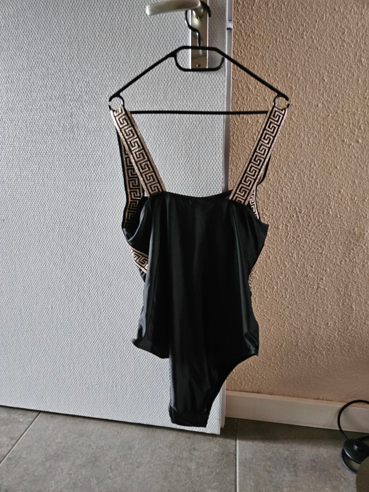 Badpak maat 48 met brede, niet-verstelbare banden, Kleding | Dames, Badmode en Zwemkleding, Ophalen of Verzenden, Gedragen, Zwart