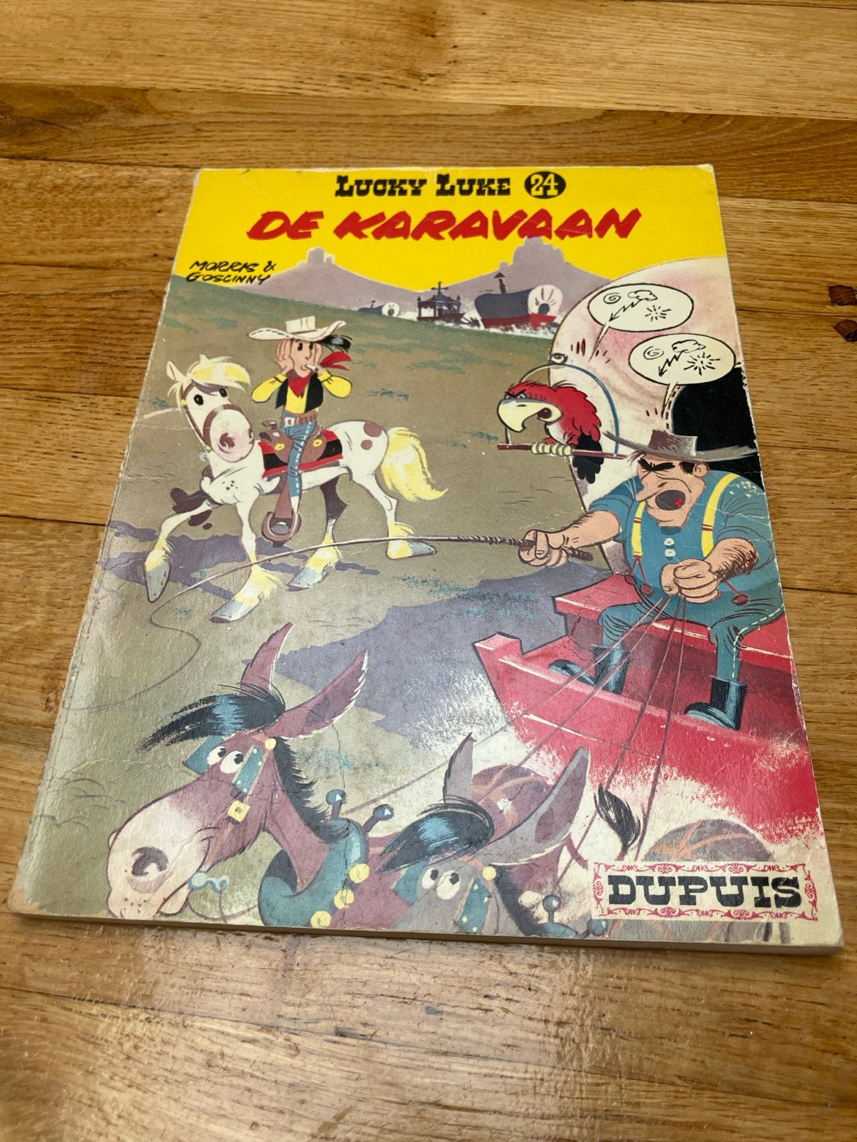 Lucky Luke 24 - De Karavaan (Morris & Goscinny), Eén stripboek, Ophalen of Verzenden, Gelezen