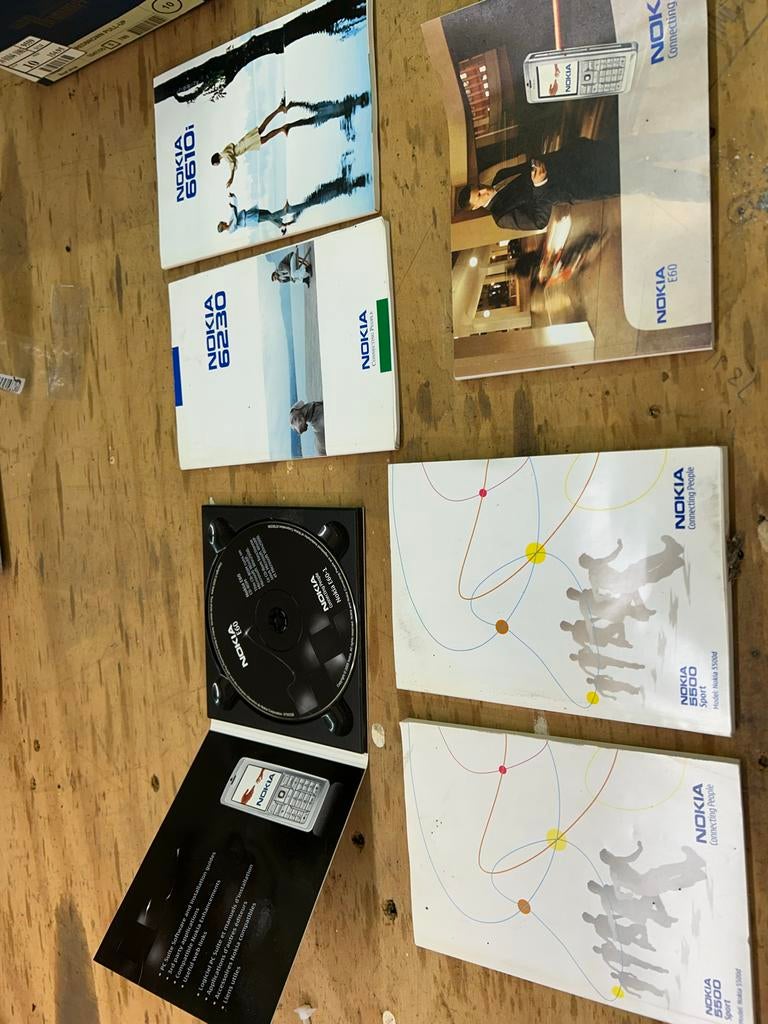 Partij Nokia telefoons met accessoires en handleidingen, Ophalen, Gebruikt