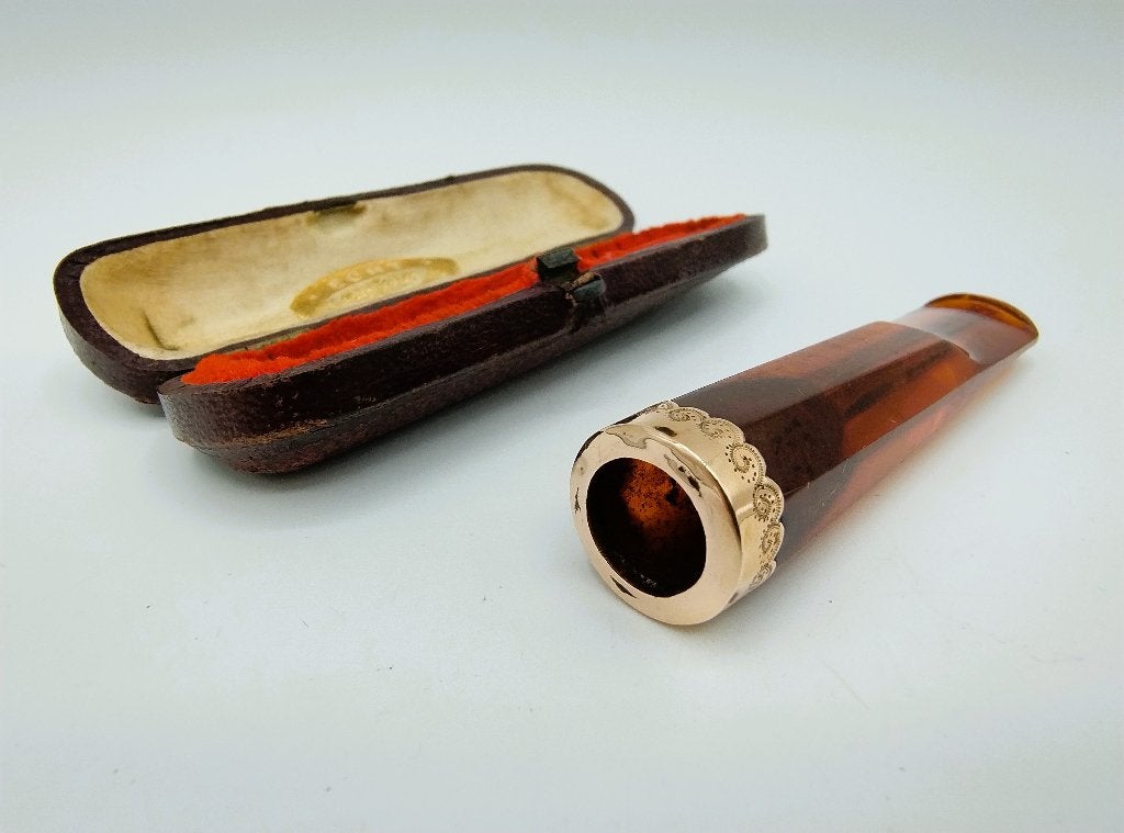 Barnstenen sigarenhouder met gouden ring in cassette, Antiek en Kunst, Antiek | Goud en Zilver, Goud, Verzenden