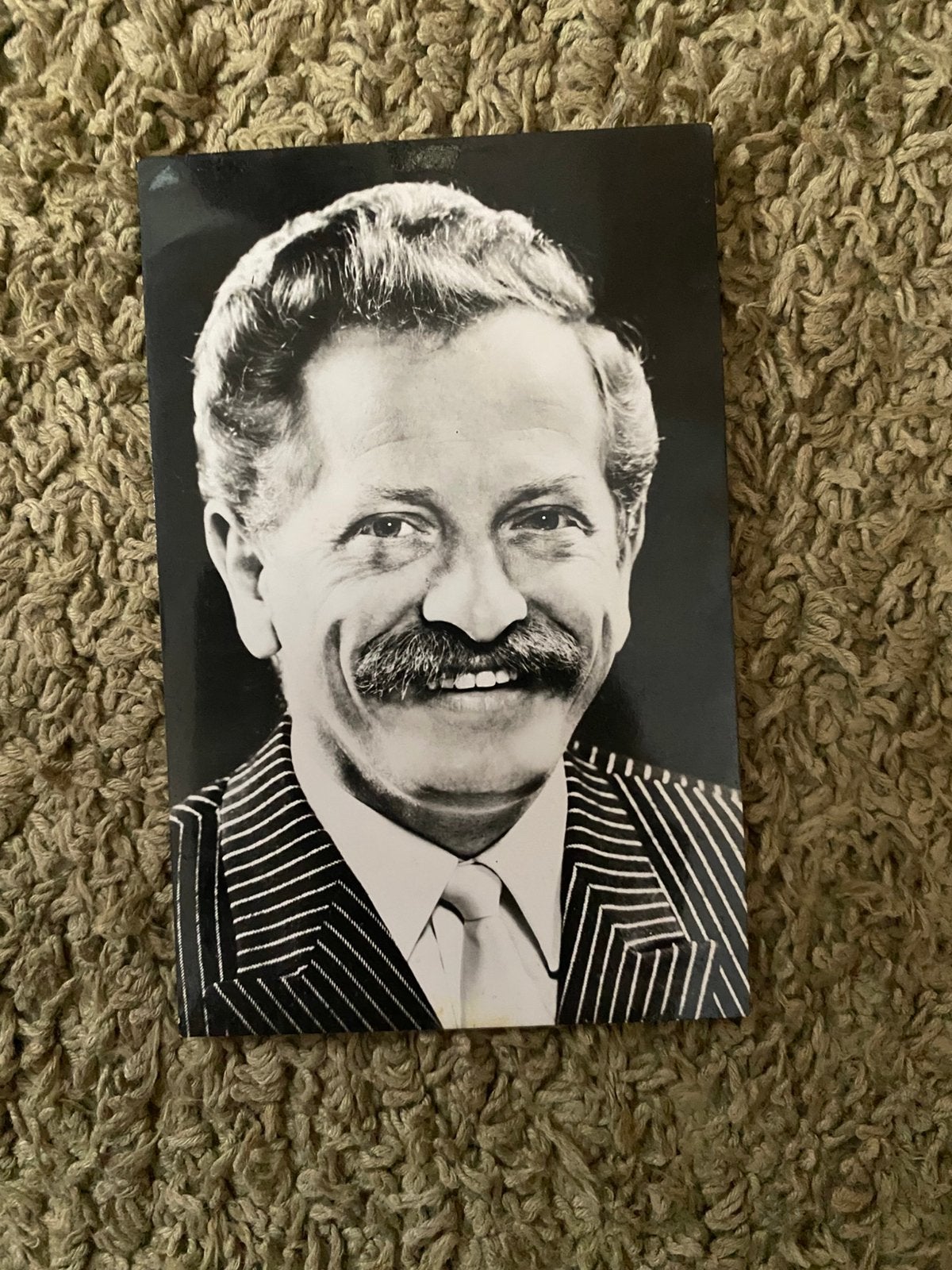 Originele GESIGNEERDE fotokaart Sjakie Schram. Jaren 60, Ophalen of Verzenden, Foto of Kaart