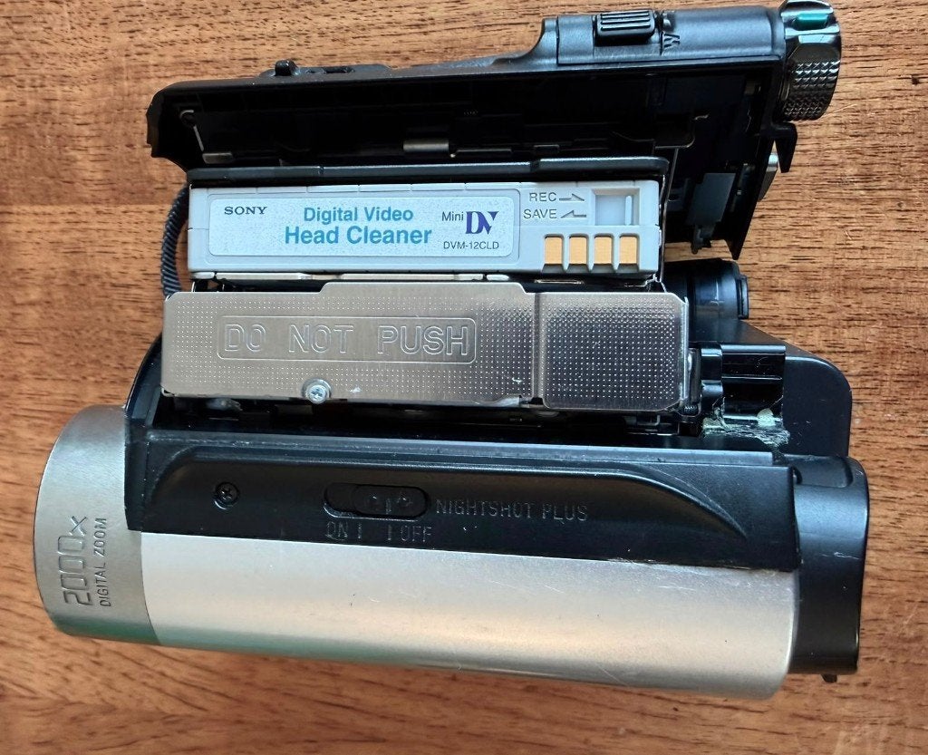Foto 10 van SONY DCR-HC51E MiniDV, NightShot Plus, FireWire, TOPMODEL!