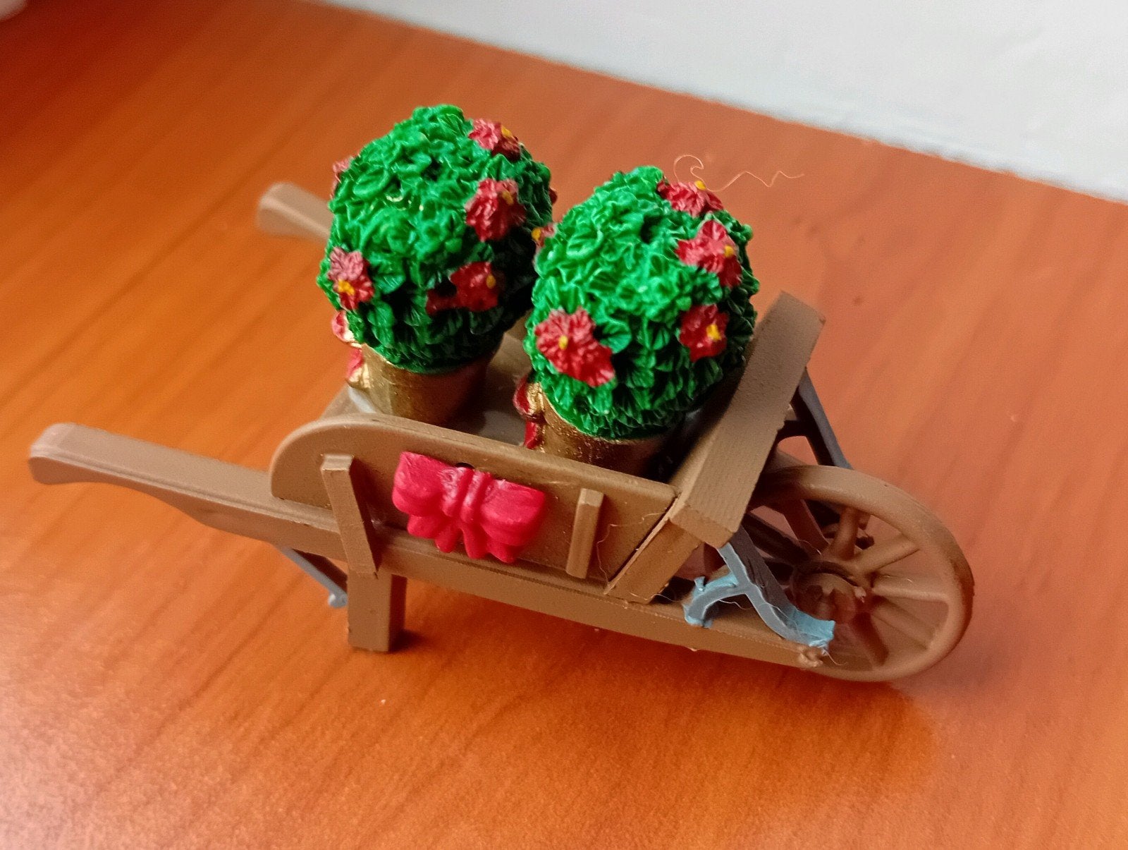 Lemax Wheelbarrow With Poinsettias, Kerstdorp, Ophalen of Verzenden, Zo goed als nieuw