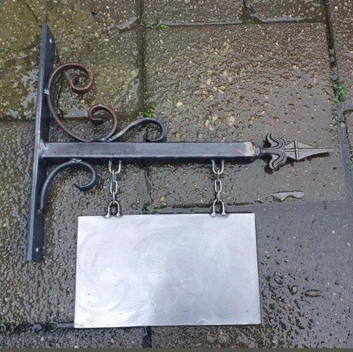 Smeedijzeren uithangbord met gietijzeren franse lelie, Ophalen of Verzenden, Nieuw, Metaal