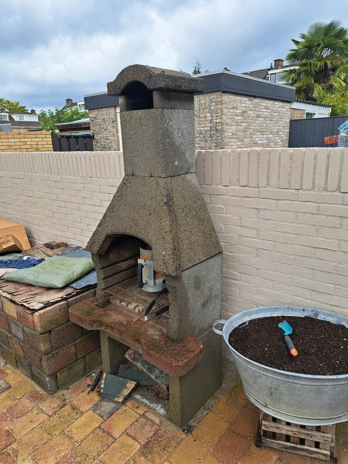 Betonnen buitenhaard / BBQ, Tuin en Terras, Houtskoolbarbecues, Ophalen, Gebruikt