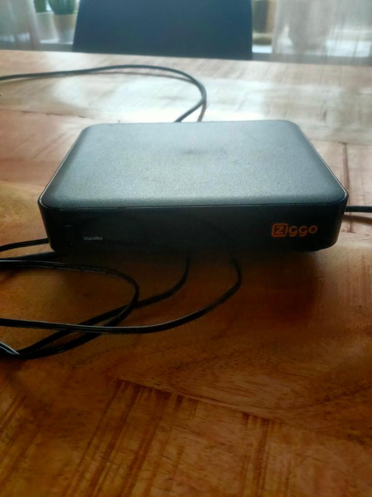 Ziggo tv kasje met afstandsbediening, Ophalen of Verzenden, Zo goed als nieuw