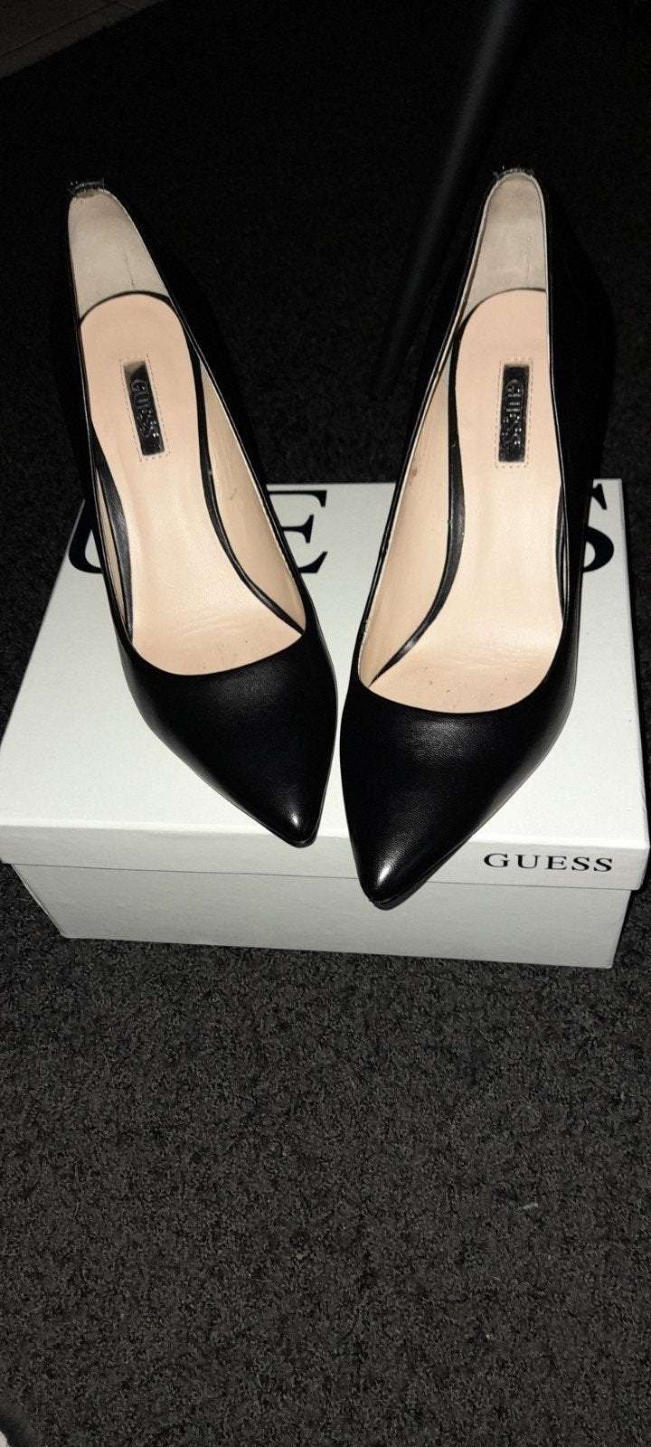 Guess dames pumps (zwart), Ophalen of Verzenden, Zo goed als nieuw, Zwart