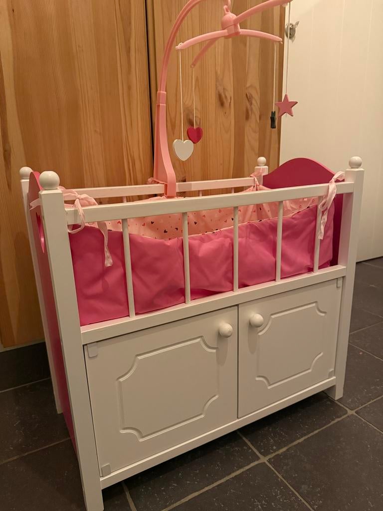 Roze poppenwieg met opbergruimte en mobiel, Ophalen, Gebruikt, Wieg