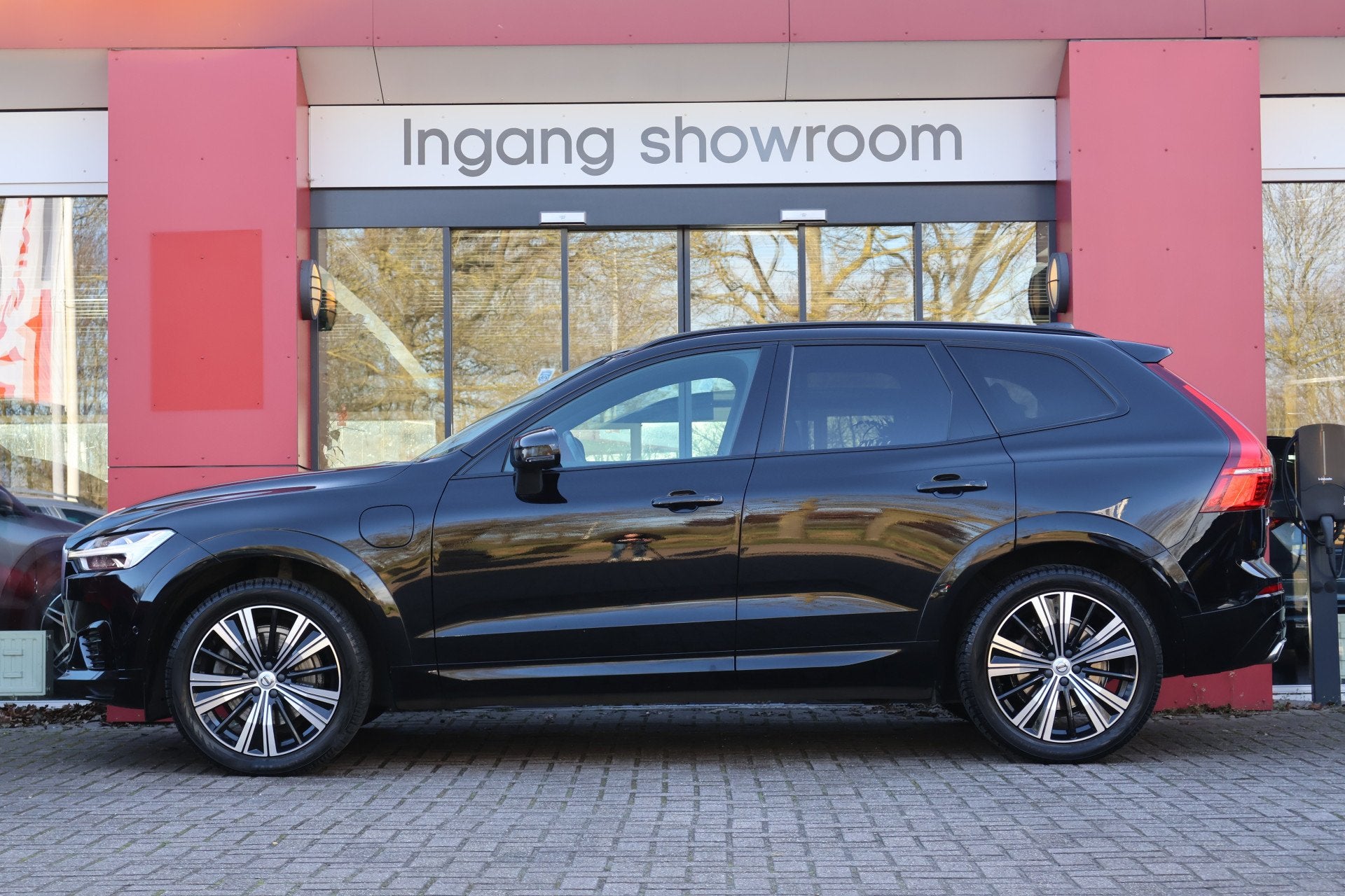 Volvo XC60 2.0 Recharge T8 AWD R-Design | Bower&Wilkins | HU, Automaat, Gebruikt, 1969 cc, Zwart