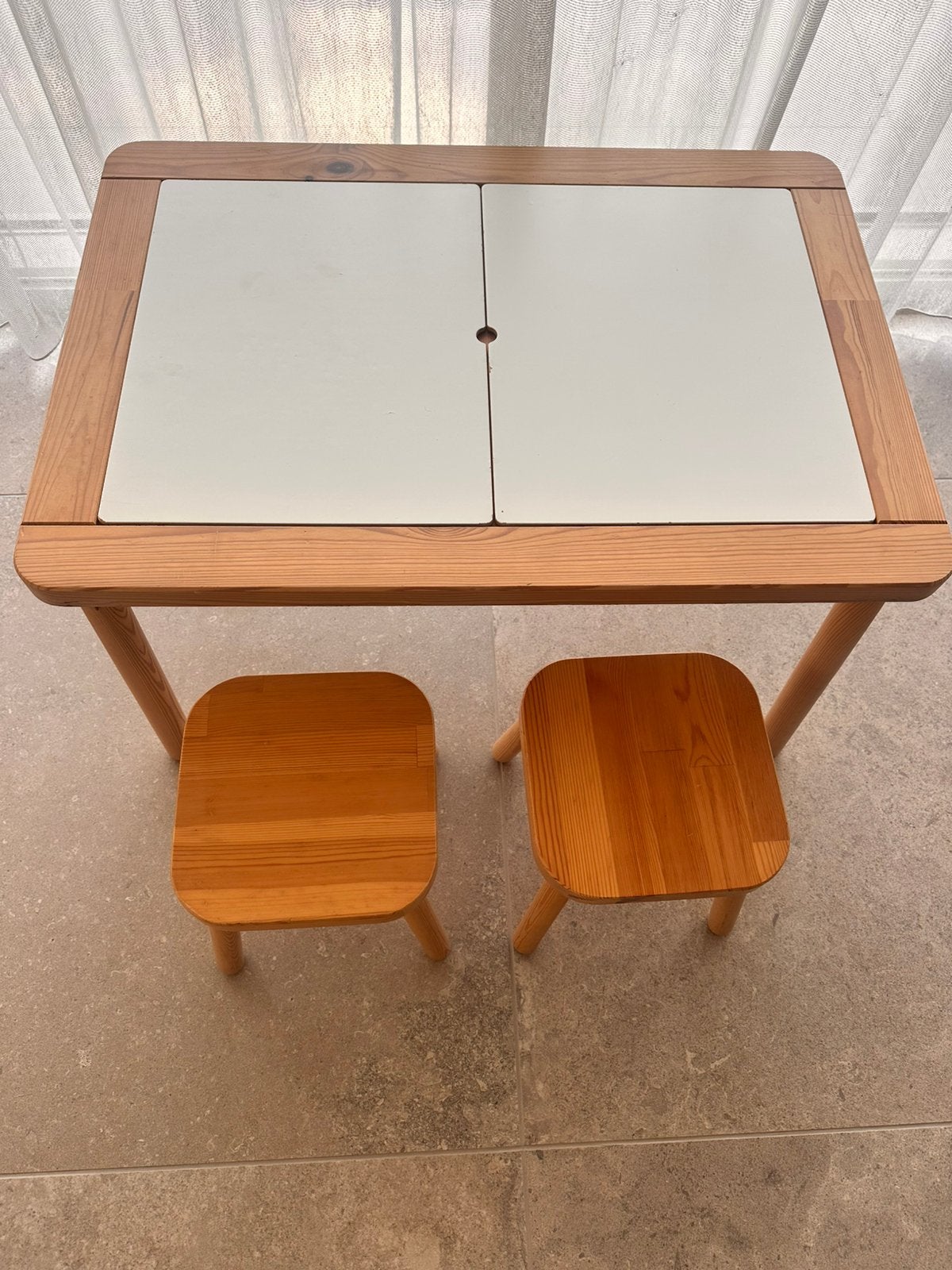 IKEA FLISAT kindertafel met 2 bijpassende krukjes, Ophalen, Zo goed als nieuw