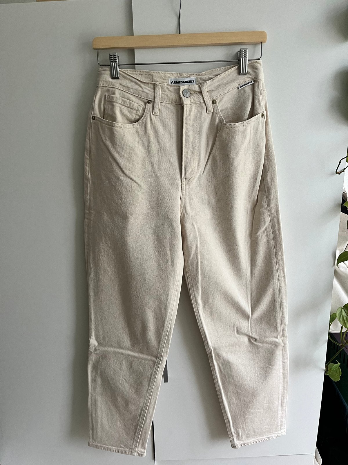Armedangels Mom Jeans - Crème - 26 32, Ophalen of Verzenden, Zo goed als nieuw, Wit, W27 (confectie 34) of kleiner