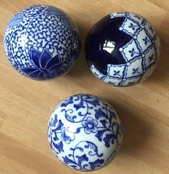 Porseleinen ballen in blauw en wit, grote ballen decoratie, Ophalen of Verzenden, Zo goed als nieuw, Bord(en), Overige stijlen