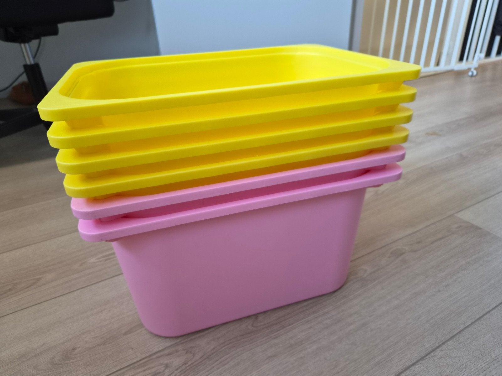 6 IKEA Trofast bakken roze en geel, 2 maten, Ophalen, Gebruikt