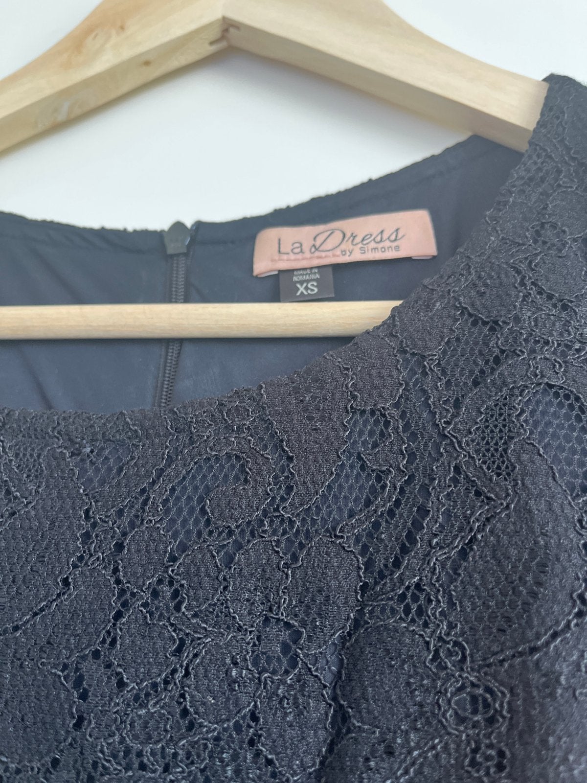 Zwarte kanten jurk La Dress by Simone maat XS, Kleding | Dames, Zwart, Ophalen of Verzenden, Zo goed als nieuw, Knielengte