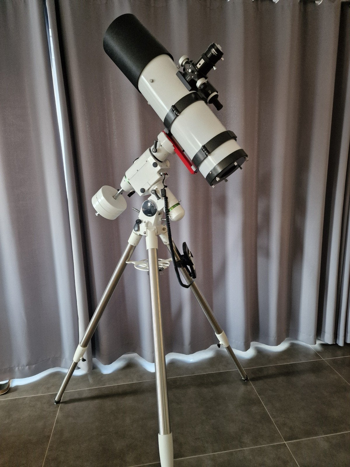 telescoop 150/600 6inch F4 met HEQ5 Pro GOTO montering, Ophalen, 80 tot 200 mm, Met statief, Spiegeltelescoop (reflector)