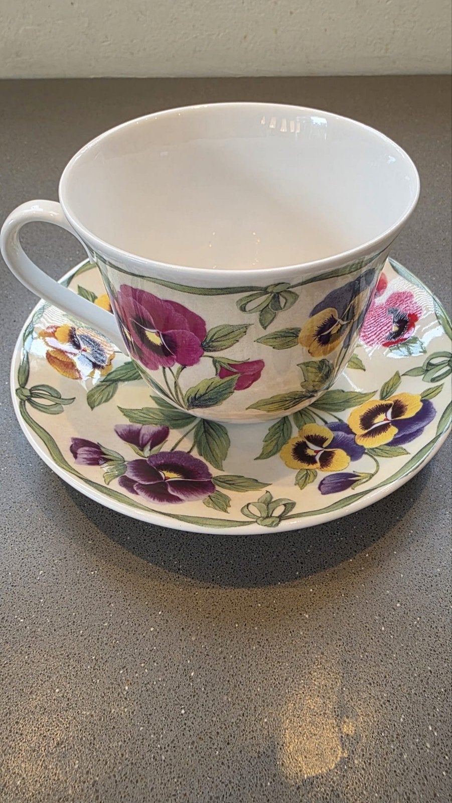 Roy Kirkham Viola theekop en schotel, Fine Bone China, Antiek en Kunst, Ophalen of Verzenden