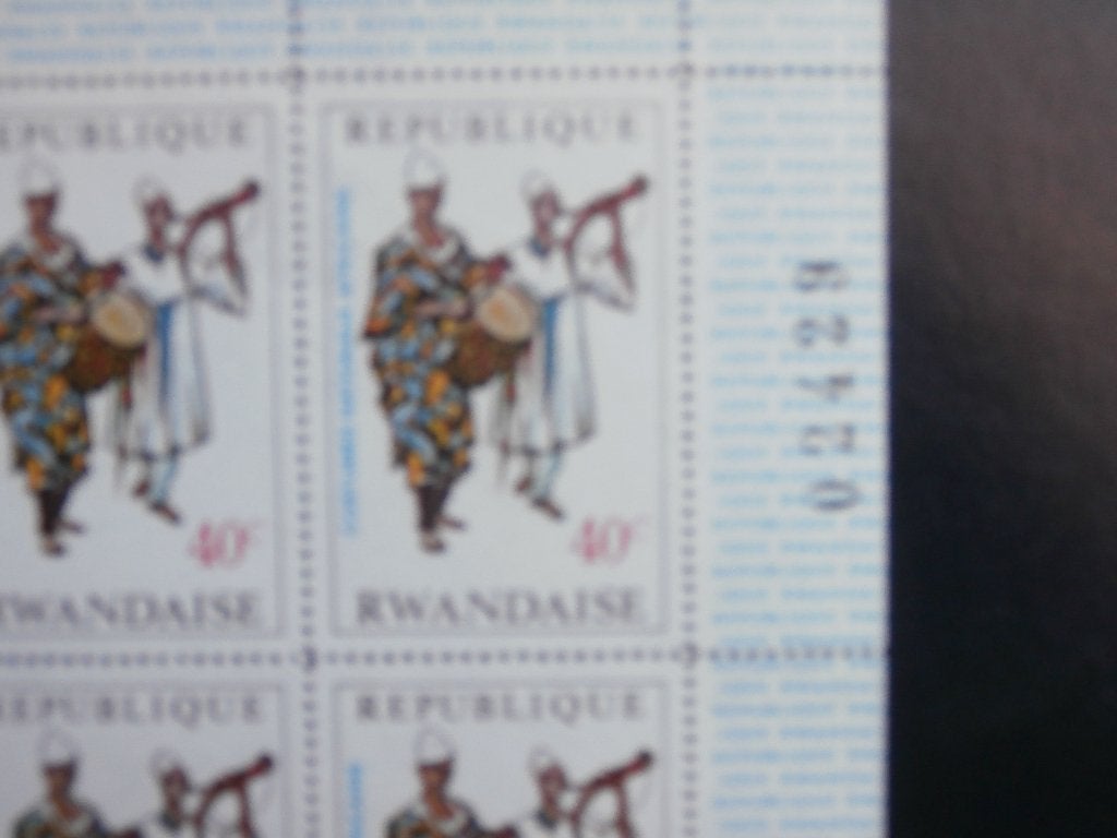 RWANDA; COMPLEET VEL (20) MUZIEK EN KLEDERDRACHT, Verzenden, Postfris, Overige thema's