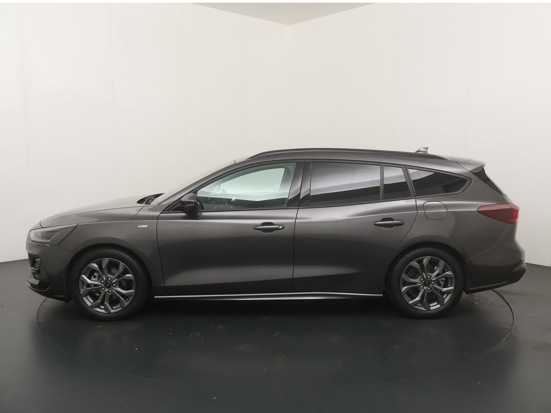 Ford FOCUS Wagon EcoBoost Hybrid 155 pk ST Line X | Winter P, Stof, Gebruikt, Zwart, Origineel Nederlands
