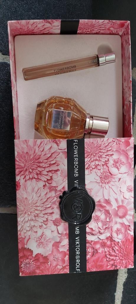 Viktor & Rolf Flowerbomb Eau de Parfum Set, Sieraden, Tassen en Uiterlijk, Uiterlijk | Parfum, Ophalen of Verzenden, Zo goed als nieuw
