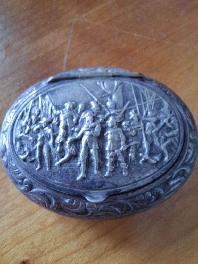 Antieke Zilveren Pillendoos met Reliëfdecoratie, Antiek en Kunst, Ophalen, Zilver