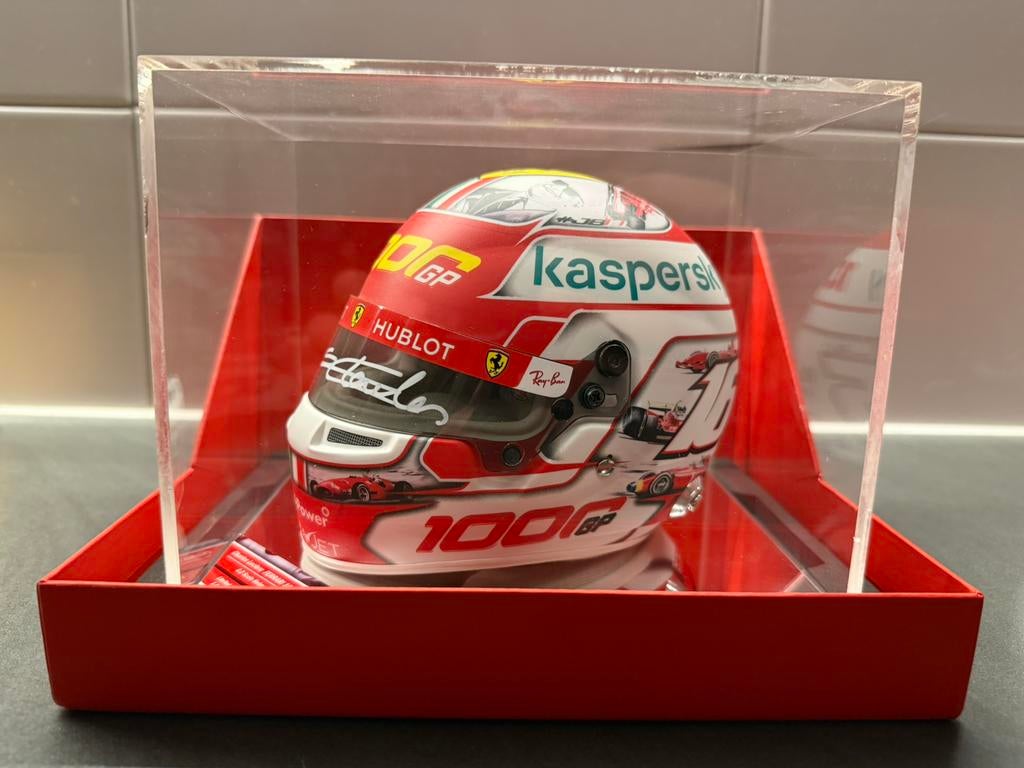 Charles Leclerc Helm Ferrari 2022 1000ste Grand Prix 1:2, Verzamelen, Automerken, Motoren en Formule 1, Ophalen of Verzenden, Zo goed als nieuw