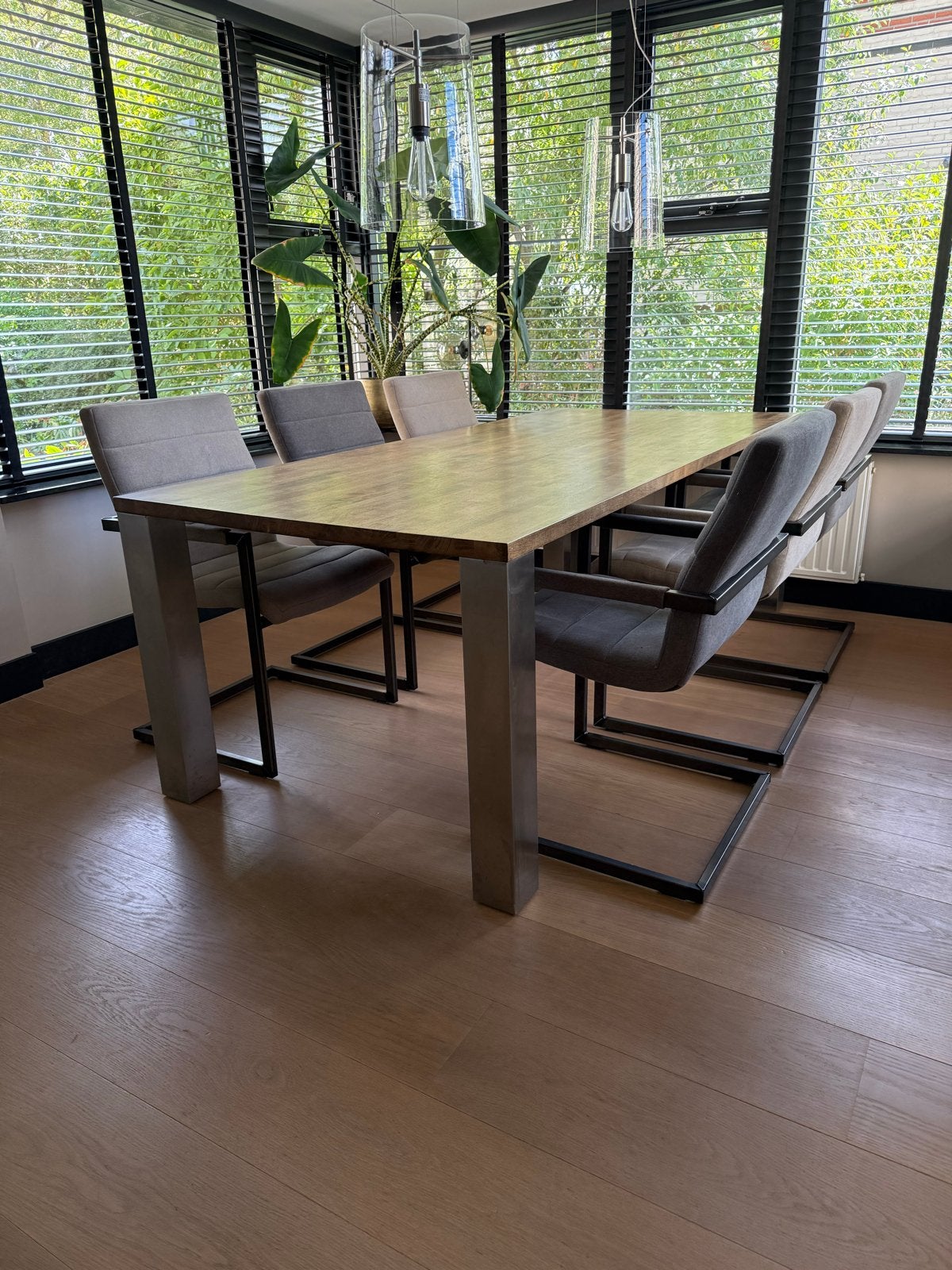 Notenhouten tafel met RVS poten en 6 industriële stoelen, Huis en Inrichting, Ophalen, Gebruikt, 100 tot 150 cm, 200 cm of meer