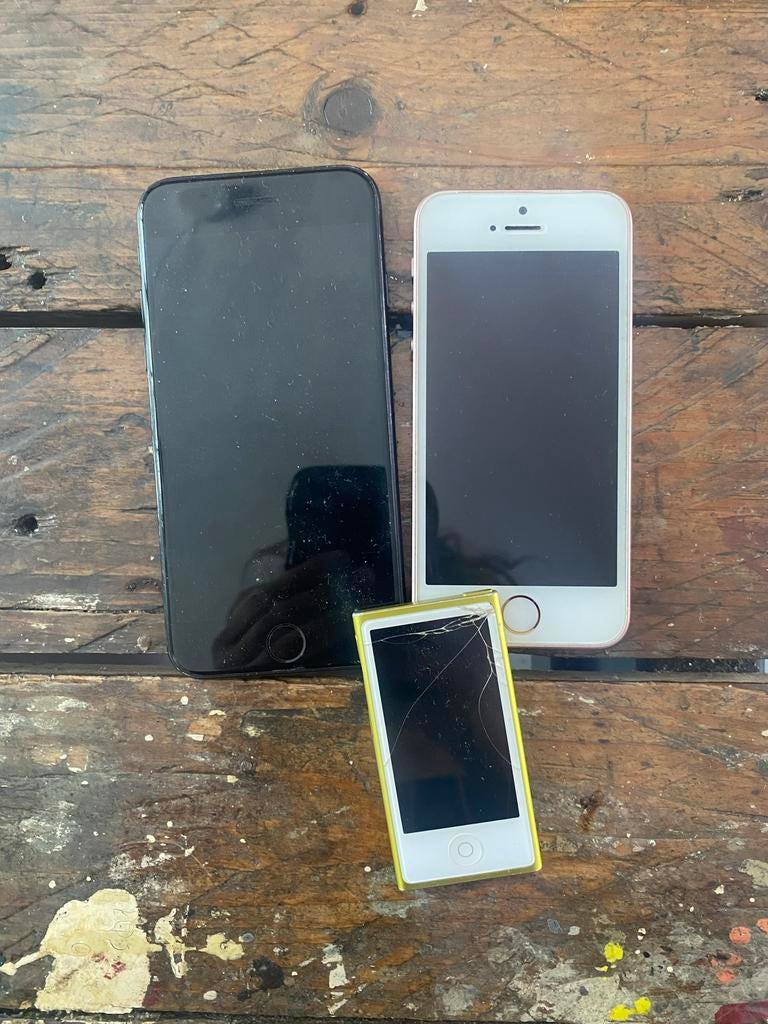 Partij kapotte Apple apparaten: 2 iPhones en 1 iPod, Telecommunicatie, Mobiele telefoons | Apple iPhone, Ophalen of Verzenden