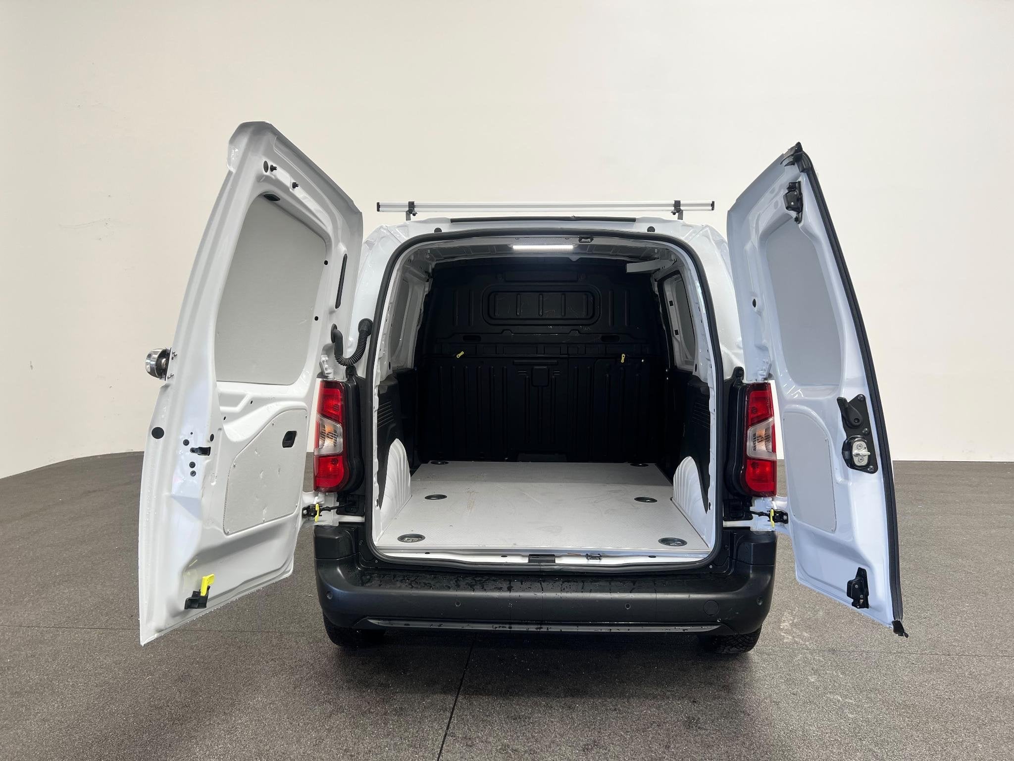 Peugeot Partner 1.5 BlueHDI Premium Navigatie Apple CarPlay, Voorwielaandrijving, 1350 kg, Gebruikt, Euro 6