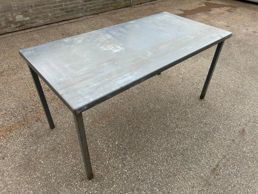 Retro tafel met metalen blad - Industrieel design, Huis en Inrichting, Tafels | Eettafels, Ophalen, Gebruikt, 100 tot 150 cm, 50 tot 100 cm