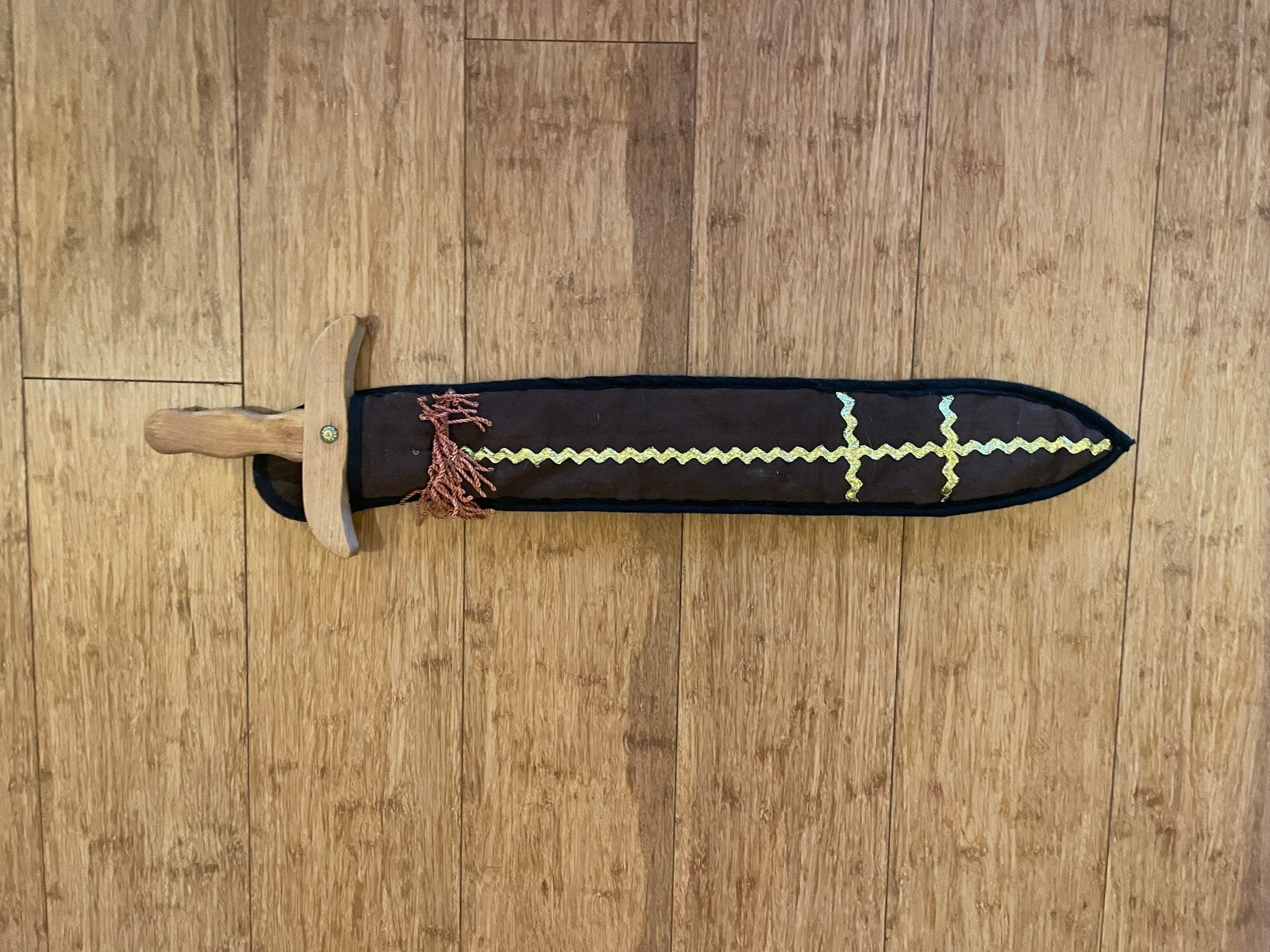 Houten speelgoedzwaard met schede, Kinderen en Baby's, Ophalen of Verzenden, Zo goed als nieuw, Jongen of Meisje