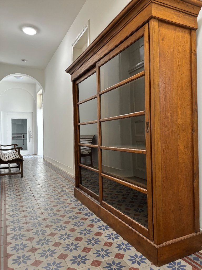 Sfeervolle grote boekenkast / vitrinekast met schuifdeuren, Huis en Inrichting, Kasten | Boekenkasten, Ophalen, 200 cm of meer