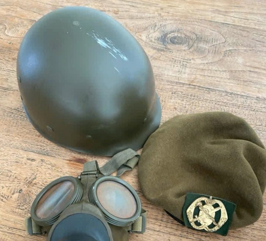 Leger Memorabilia: Gasmasker, Kunststof Helm en Baret, Ophalen of Verzenden, Nederland, Helm of Baret
