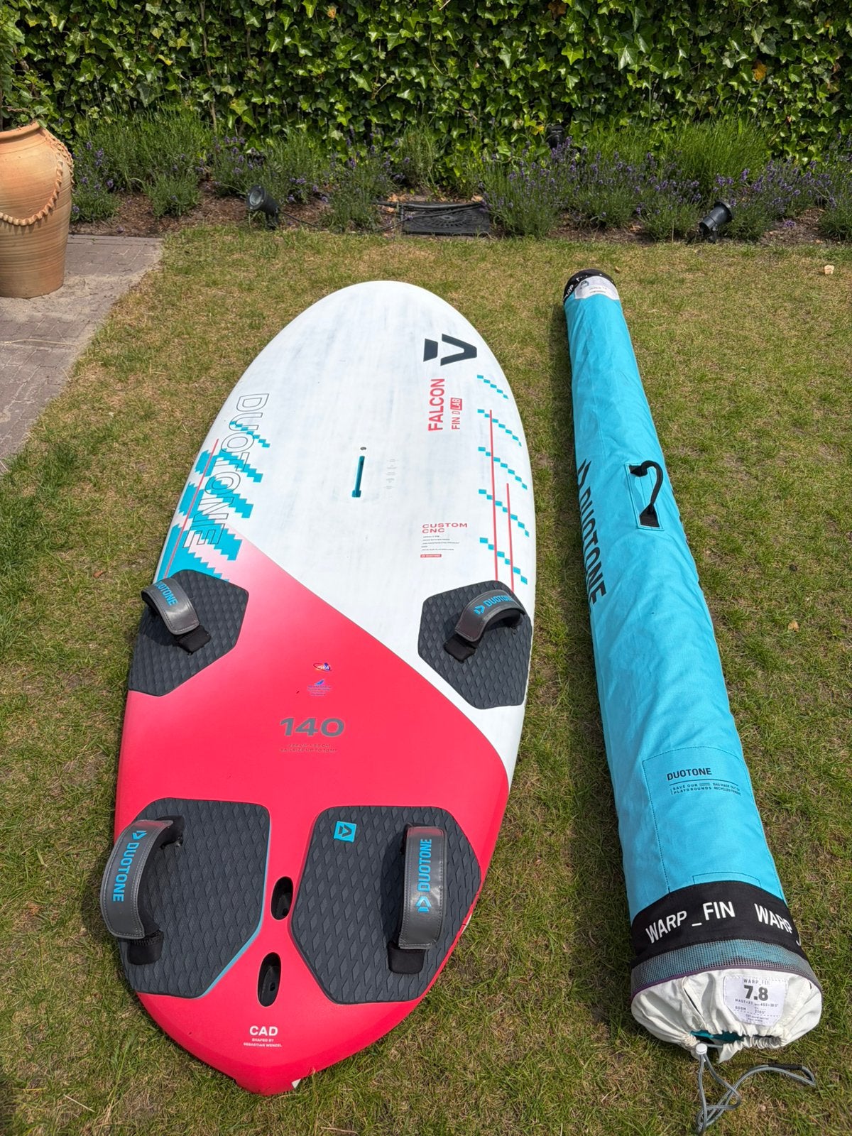 Duotone Falcon Fin 140l & Warp Fin 7.8m (2025) - Nieuwstaat, Watersport en Boten, Windsurfen, Ophalen, Minder dan 250 cm, 6.5 m² tot 8 m²