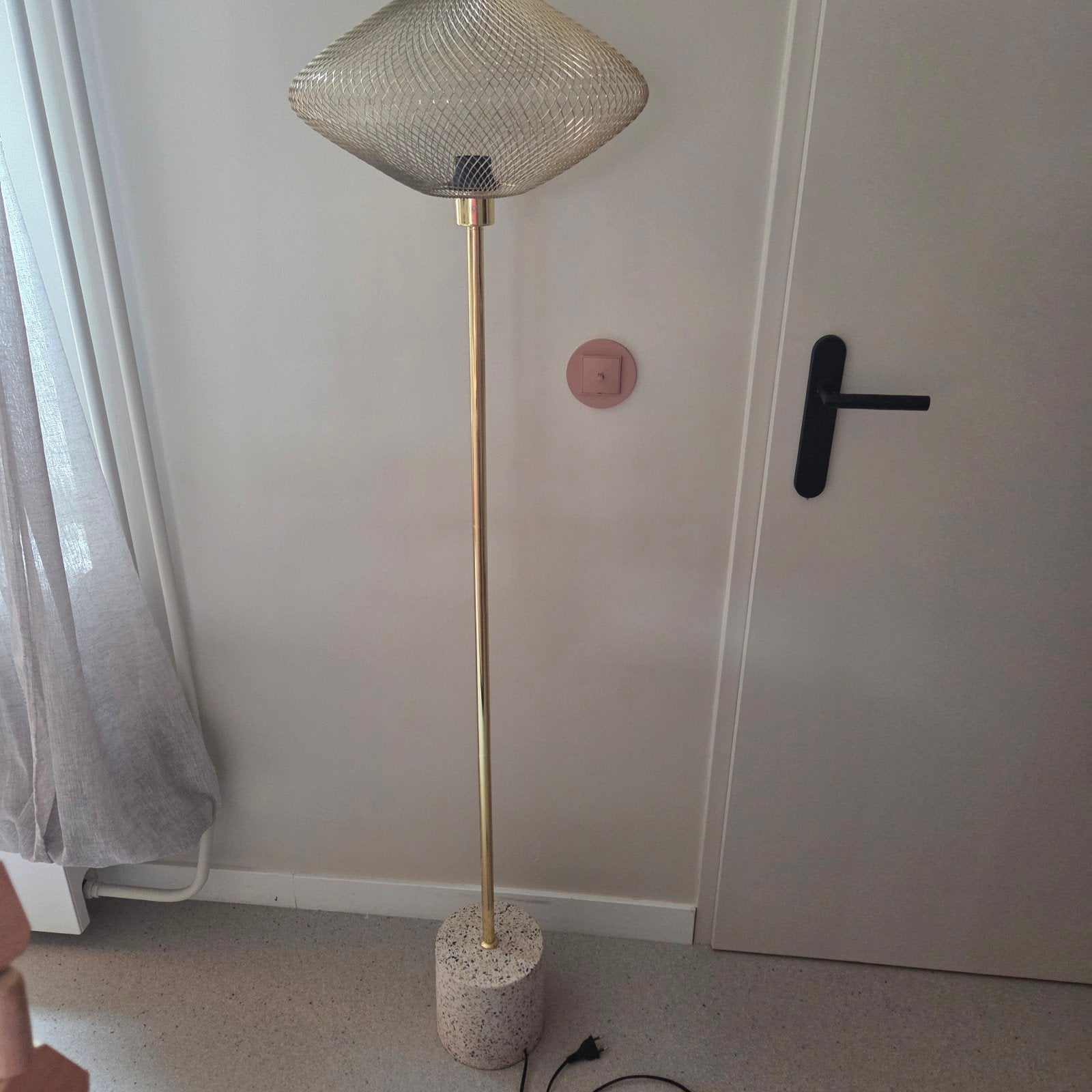 Design vloerlamp Ella met messing kap en terrazzo voet, Huis en Inrichting, Lampen | Vloerlampen, Ophalen, Design, Modern, Nieuw