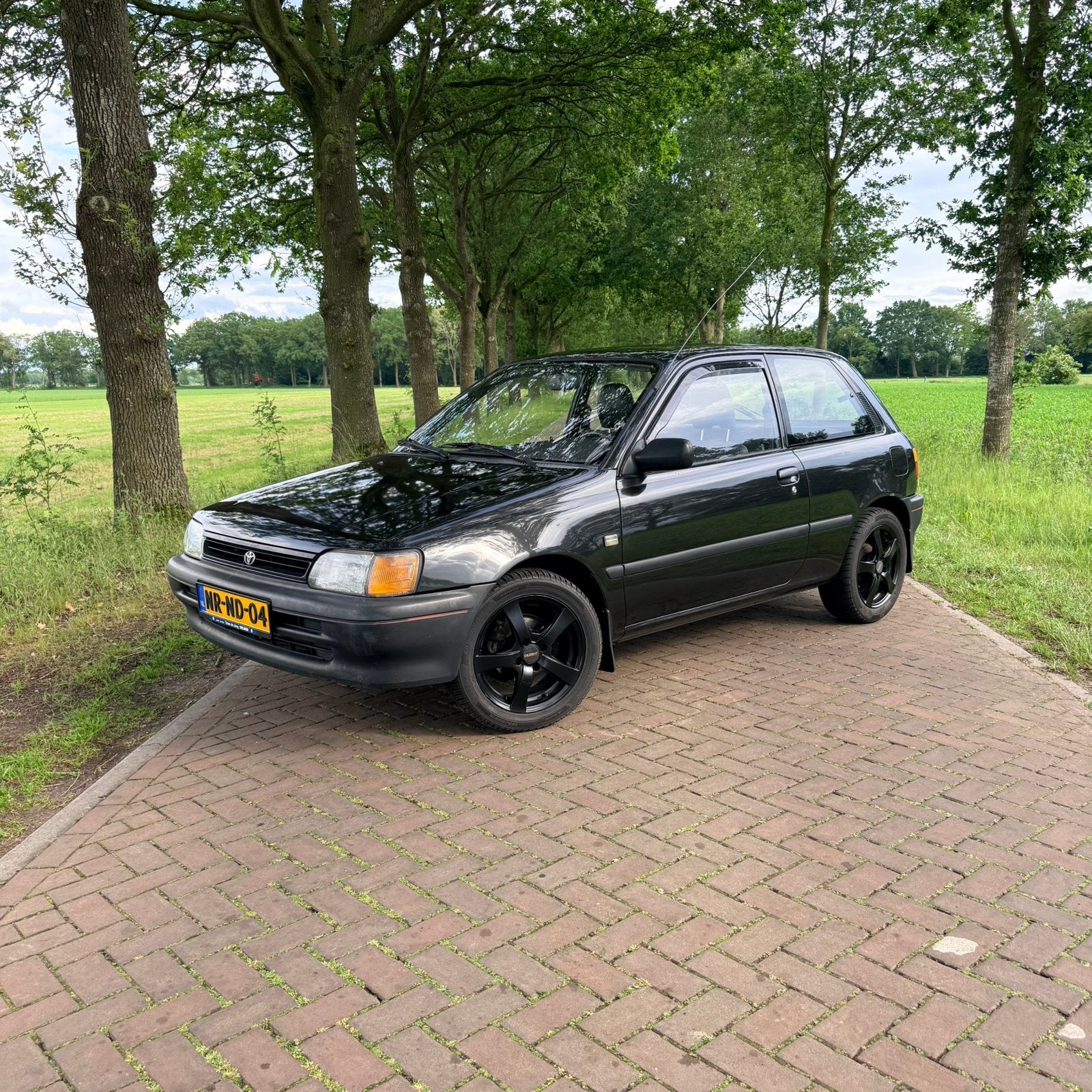 Toyota Starlet Limited 2-JAAR-APK TREKHAAK JBL  STUURBEKR, Auto's, Toyota, Stof, 4 cilinders, Zwart, Origineel Nederlands
