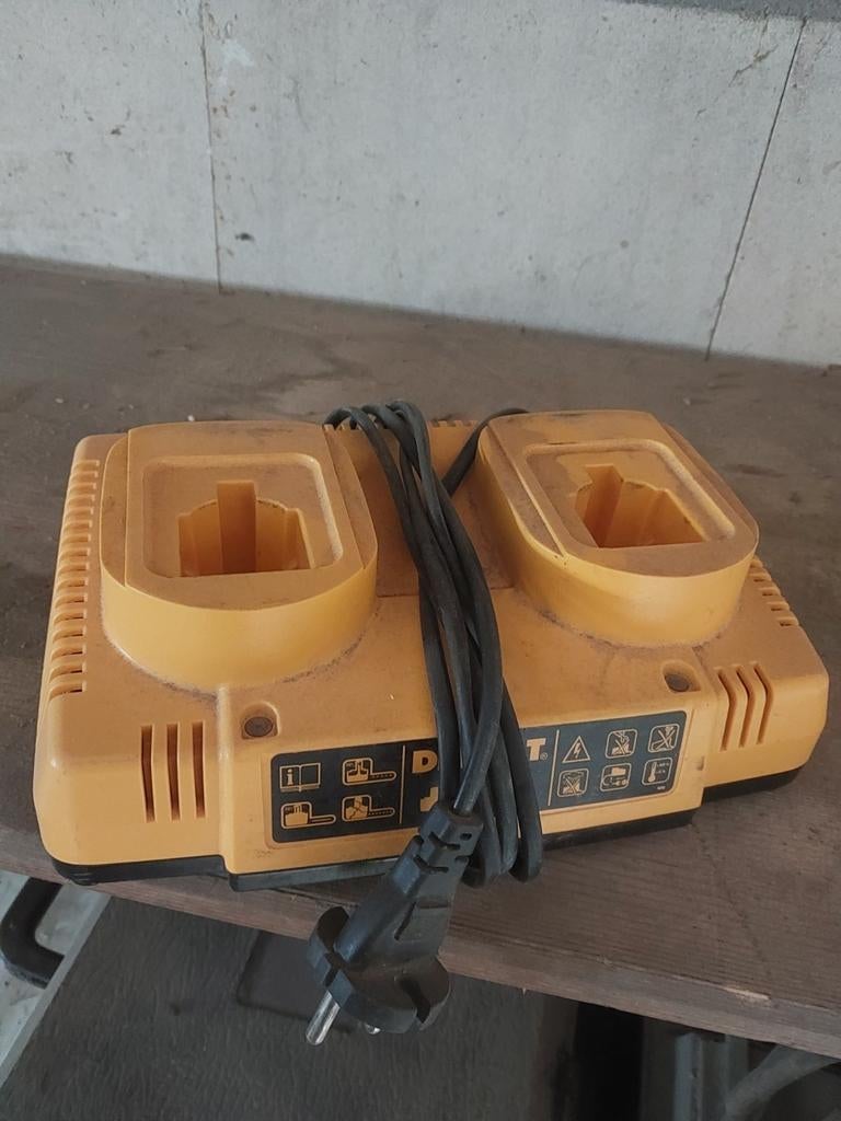 DeWalt dubbele acculader, Ophalen of Verzenden, Gebruikt