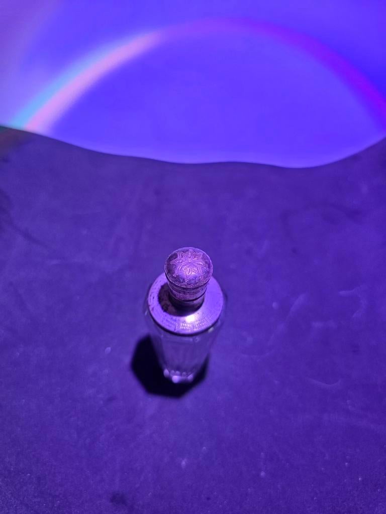 Kleine glazen parfum fles met zilveren dop, Ophalen of Verzenden