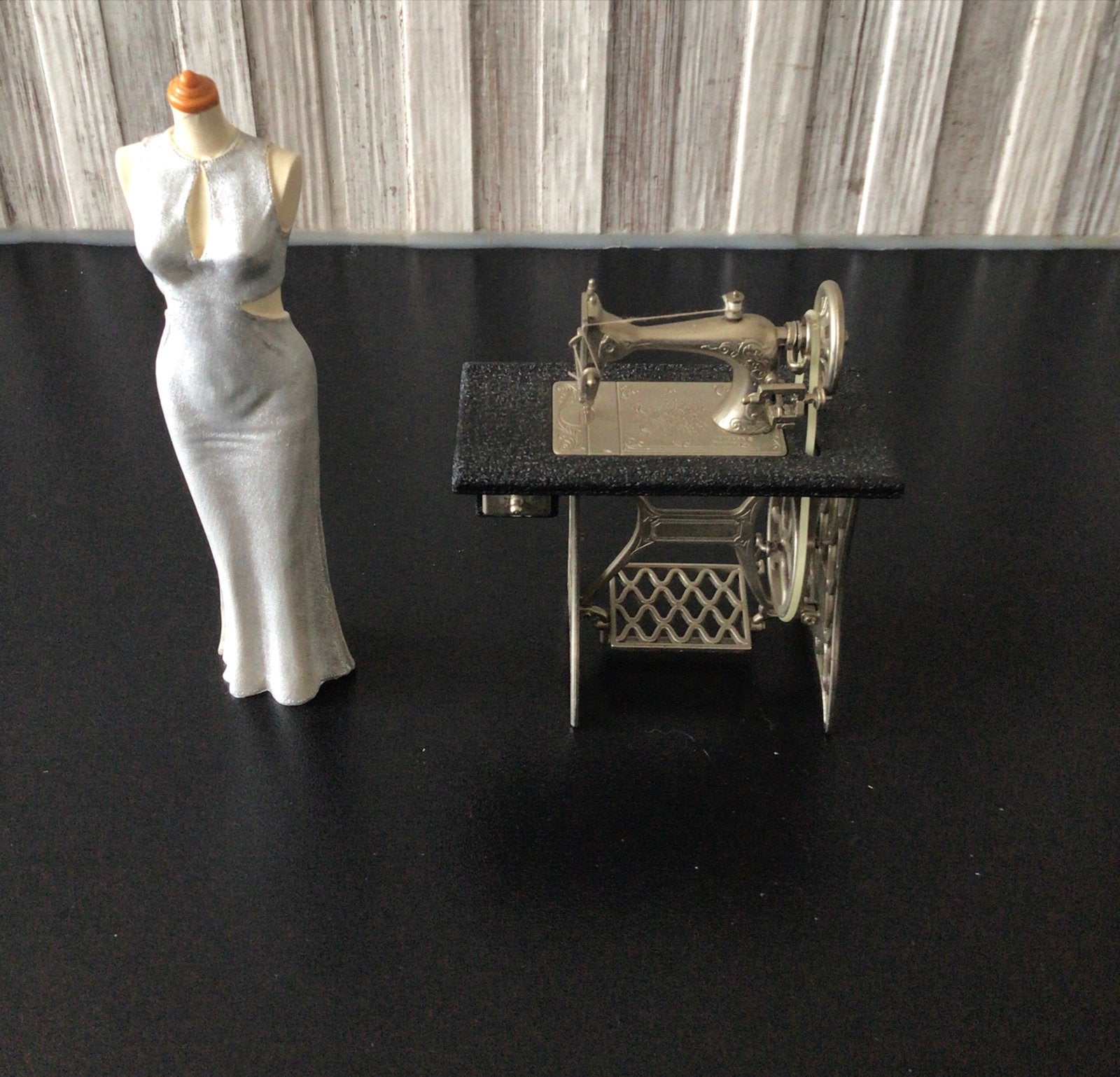 1:12 Poppenhuis Accessoires: Naaimachine & Paspop, Verzamelen, Poppenhuizen en Toebehoren, Ophalen of Verzenden, Zo goed als nieuw