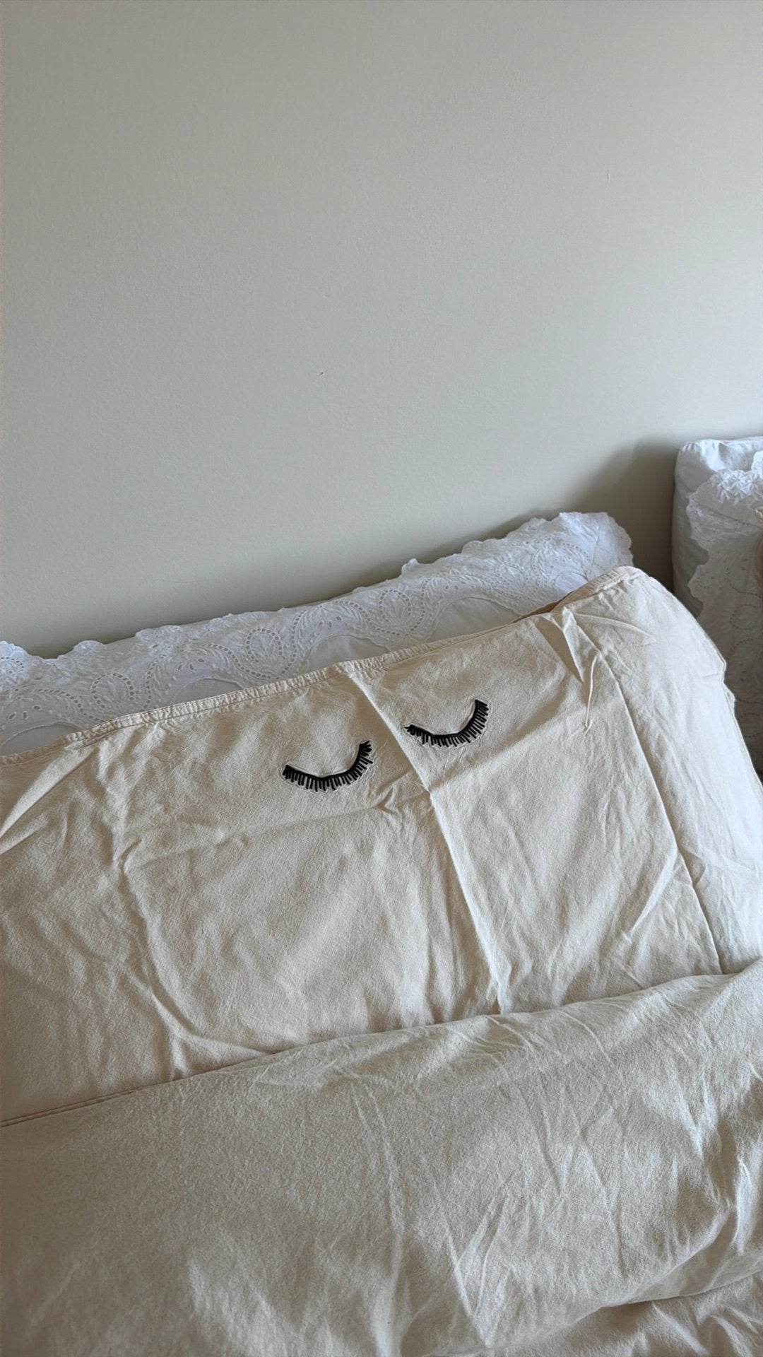 Beddengoed van Crisp Sheets beige met oogjes op de kussens, Huis en Inrichting, Slaapkamer | Beddengoed, Beige, Dekbedovertrek