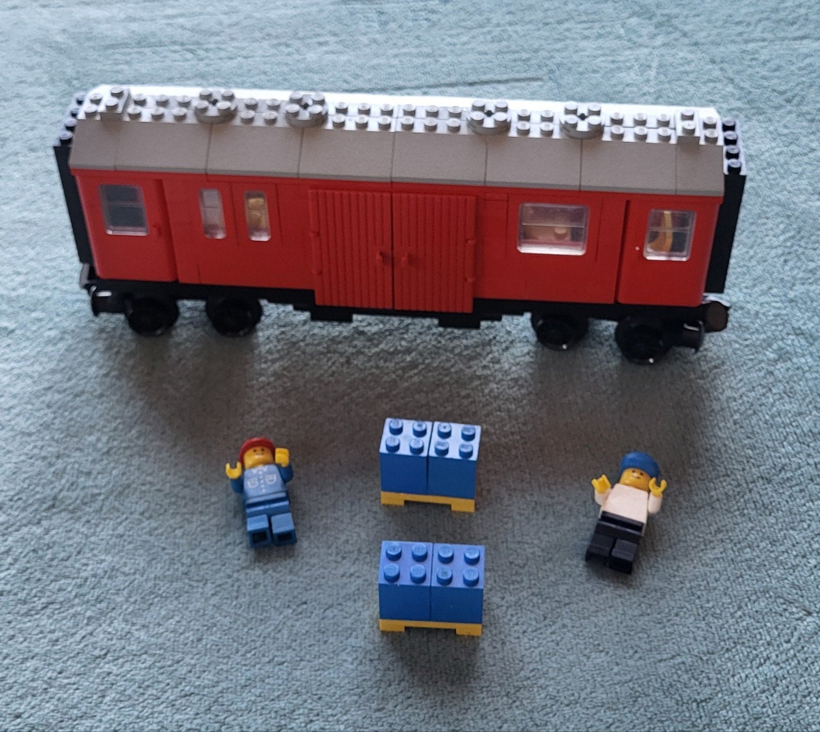Lego trein Post wagon (set 7820) pallets + poppetjes., Gebruikt, Lego, Ophalen of Verzenden, Compleet