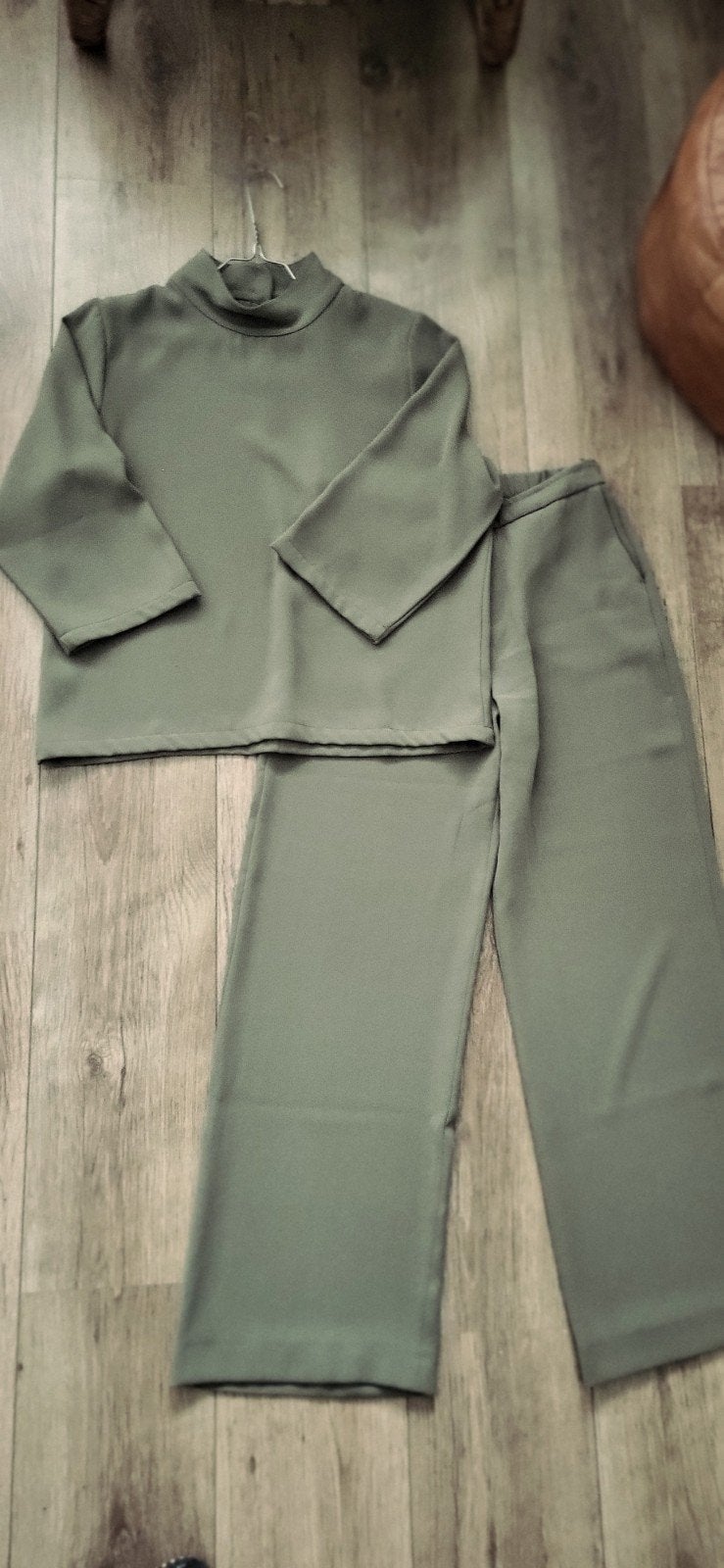 Bellamy olijfgroen Co-ord mt M broek en L top, Maat 38/40 (M), Bellamy, Ophalen of Verzenden, Zo goed als nieuw