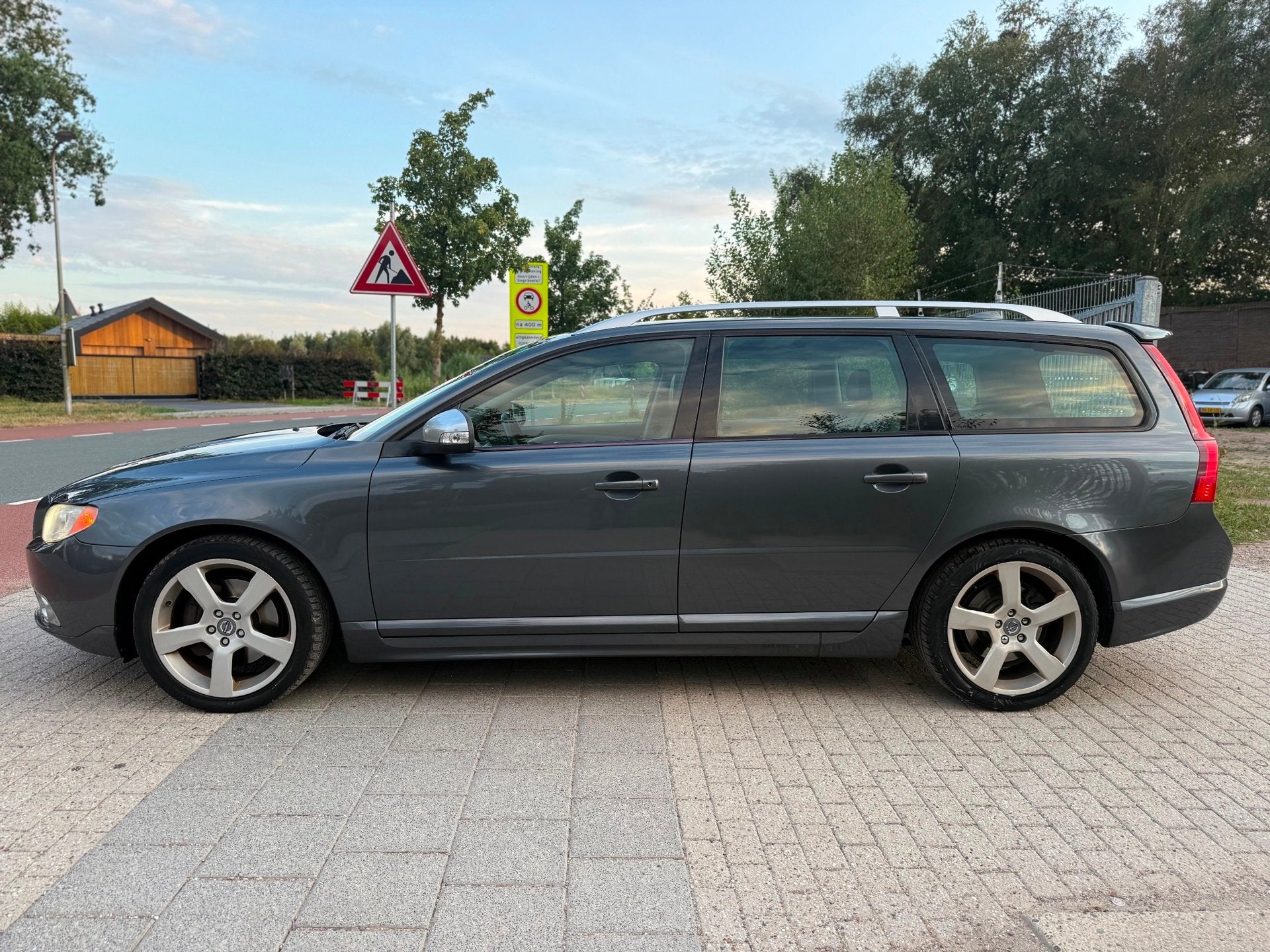 Volvo V70 2.0T R-Edition AUTOMAAT AIRCO CRUIS LEDER NAVI PDC, Auto's, Volvo, 4 cilinders, 203 pk, Zilver of Grijs, 750 kg