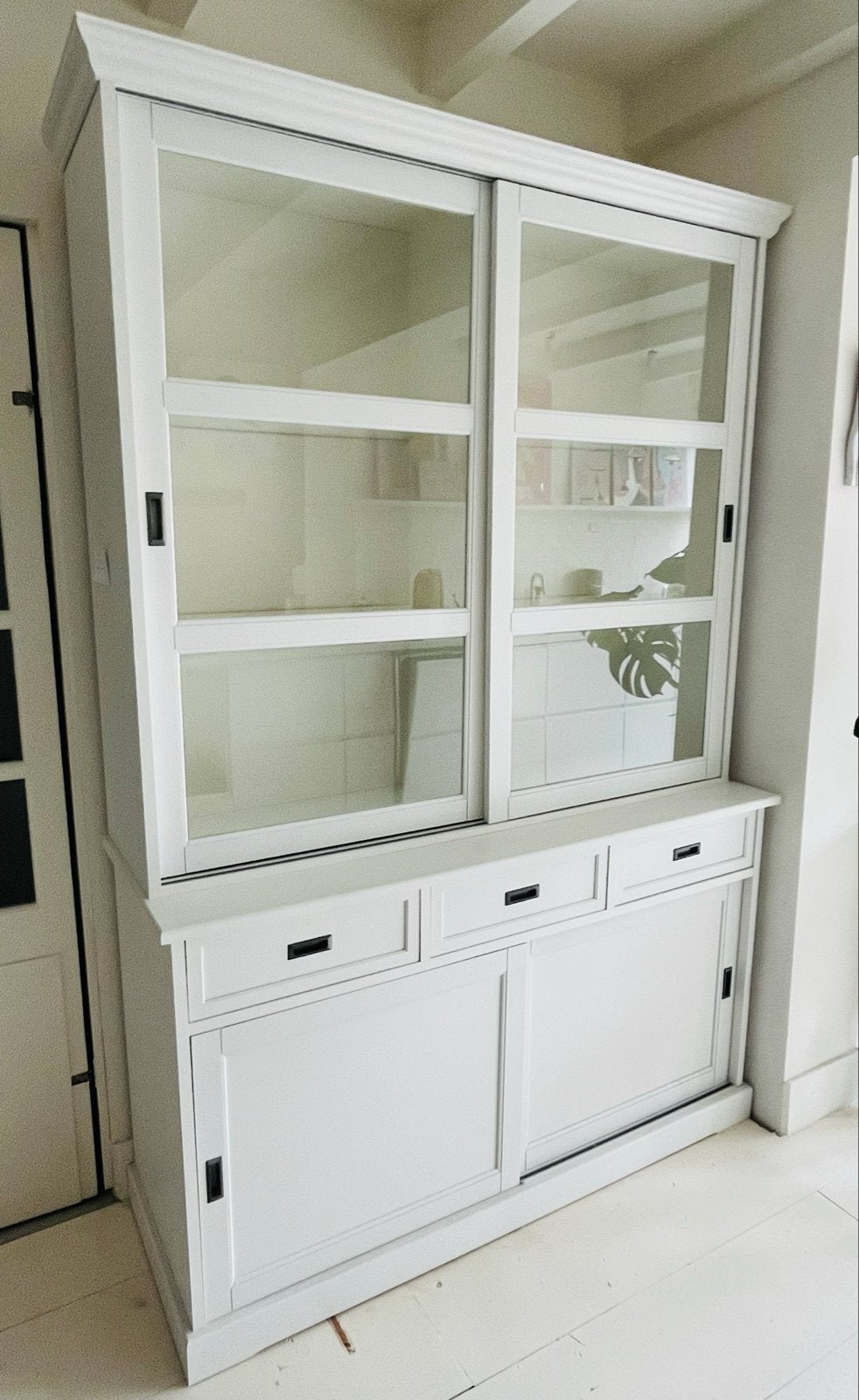 Witte vitrinekast Ikea met glazen schuifdeuren en lades, Ophalen, 200 cm of meer, 150 tot 200 cm, Met lade(s)