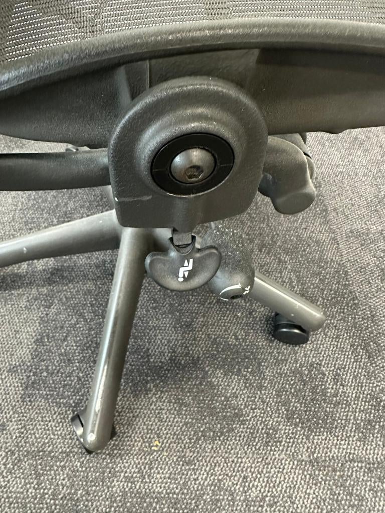 Herman Miller Aeron (maat C) — De standaard in ergonomie, Huis en Inrichting, Bureaustoelen, Zwart, Ophalen of Verzenden, Zo goed als nieuw