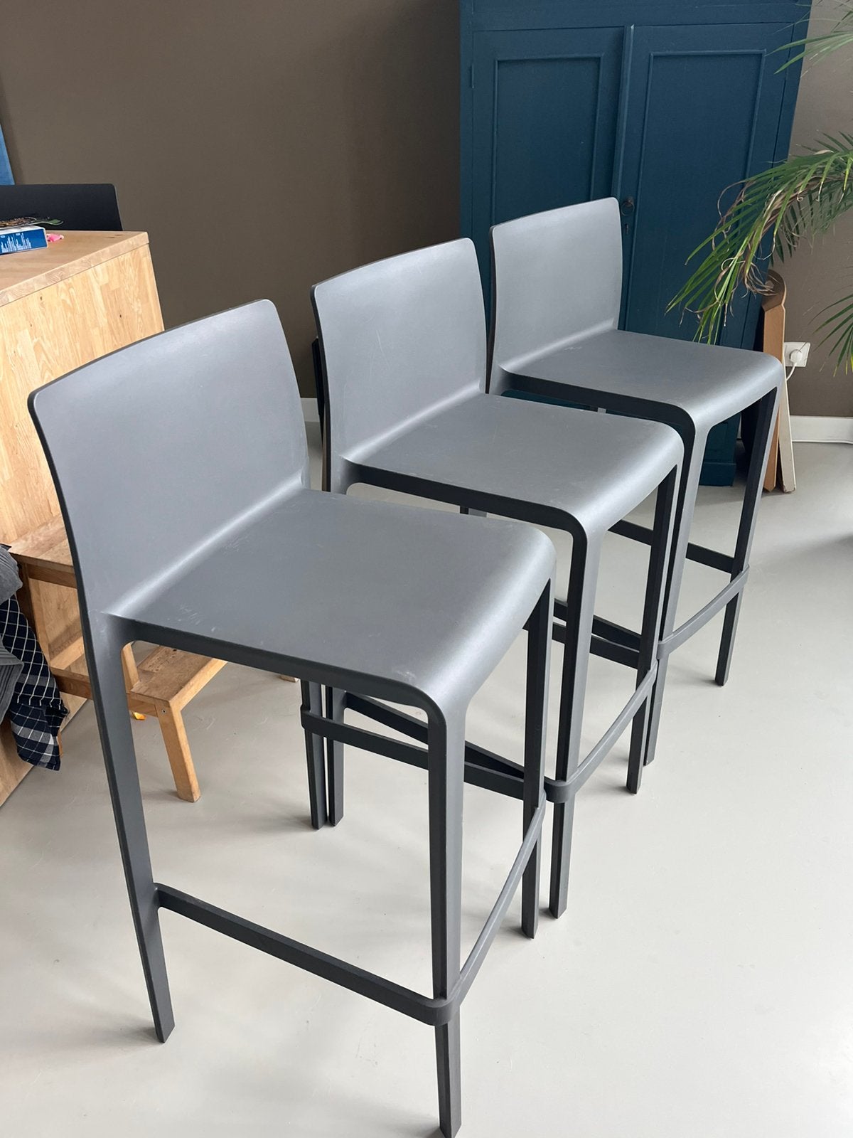 Volt Pedrali barkruk / kruk grijs (kleur 678), Huis en Inrichting, 2 krukken, Ophalen, Zo goed als nieuw, 60 tot 90 cm