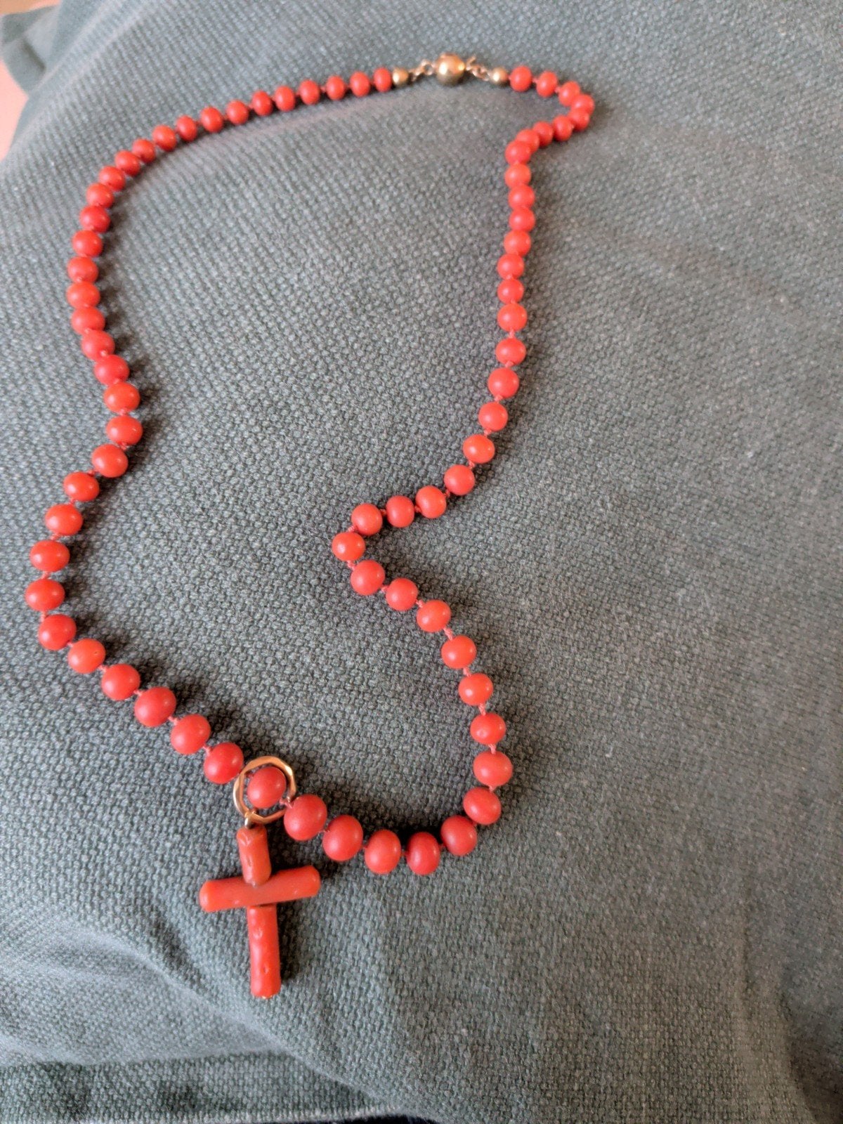 Bloedkoraal ketting met kruis hanger. sluiting 14 kt goud, Gebruikt, Ophalen of Verzenden, Met edelsteen, Rood