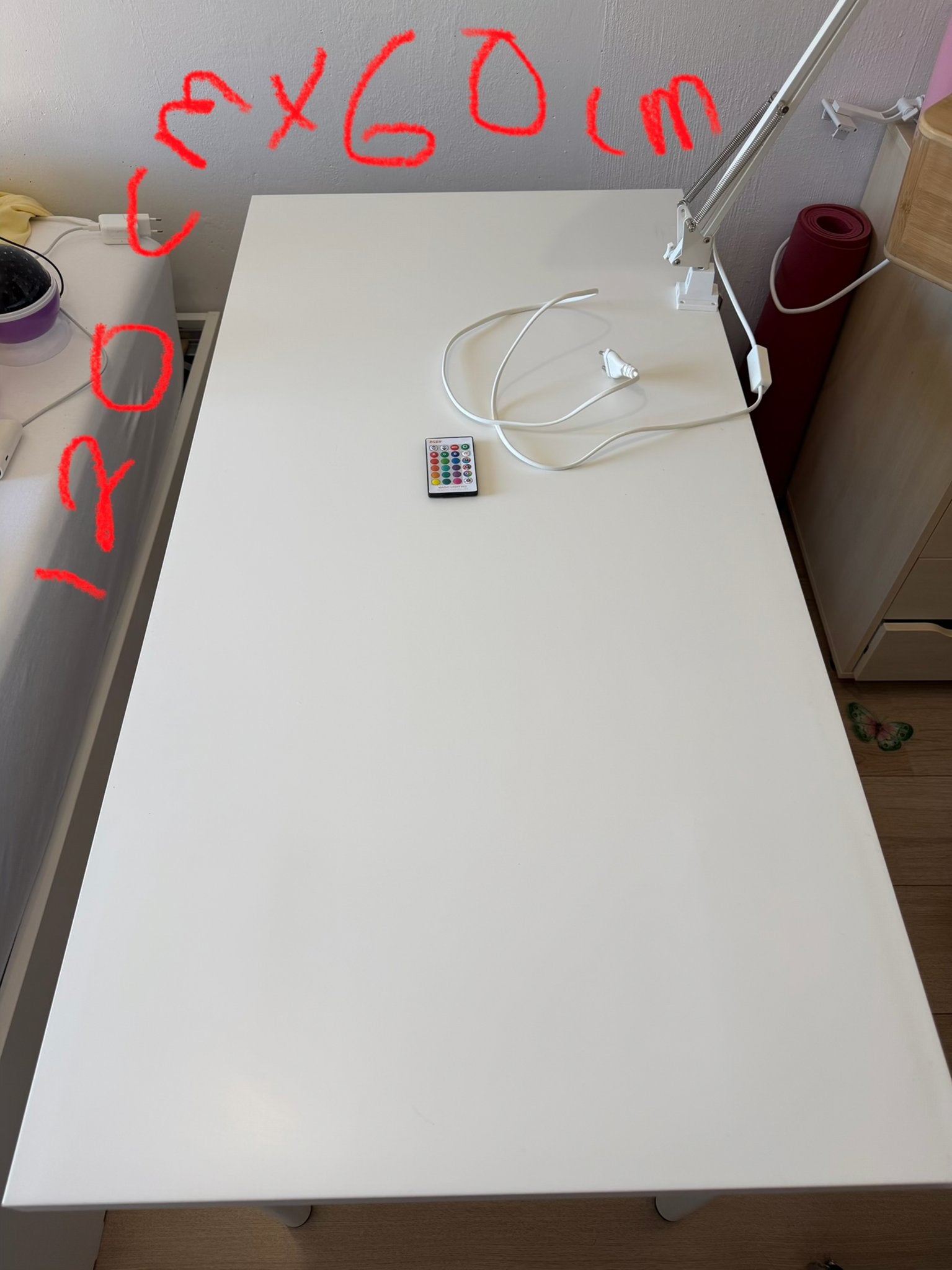witte tafel met gekleurde lamp studietafel, Ophalen, Zo goed als nieuw, 75 cm of meer, 60 cm of meer
