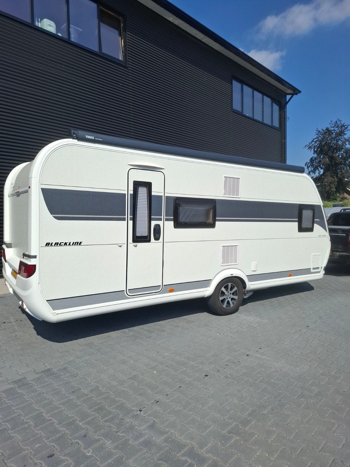 Hobby 560 kmfe Deluxe met 3 stapelbed, Hobby, 7 tot 8 meter, Treinzit, Particulier