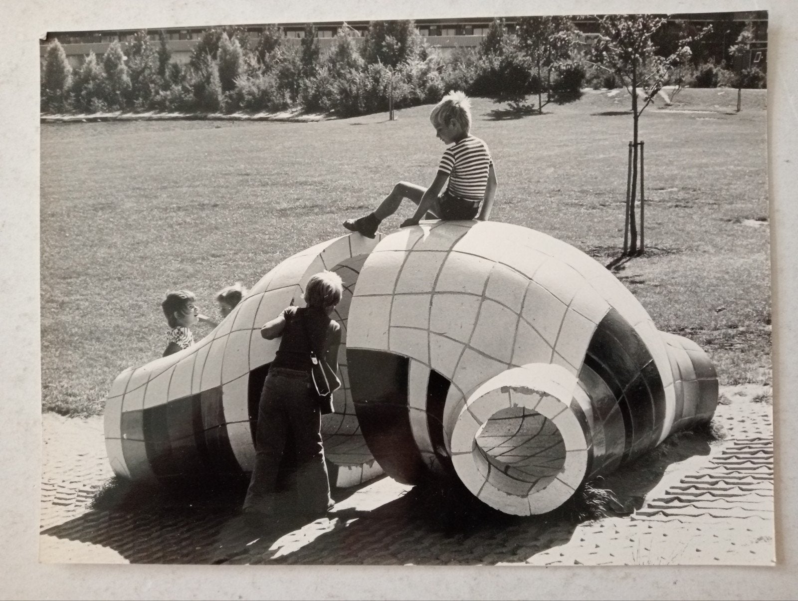 Persfoto Sculptuur Herman Krikhaar met spelende kinderen, Ophalen of Verzenden, 1960 tot 1980, Gebruikt, Overige onderwerpen